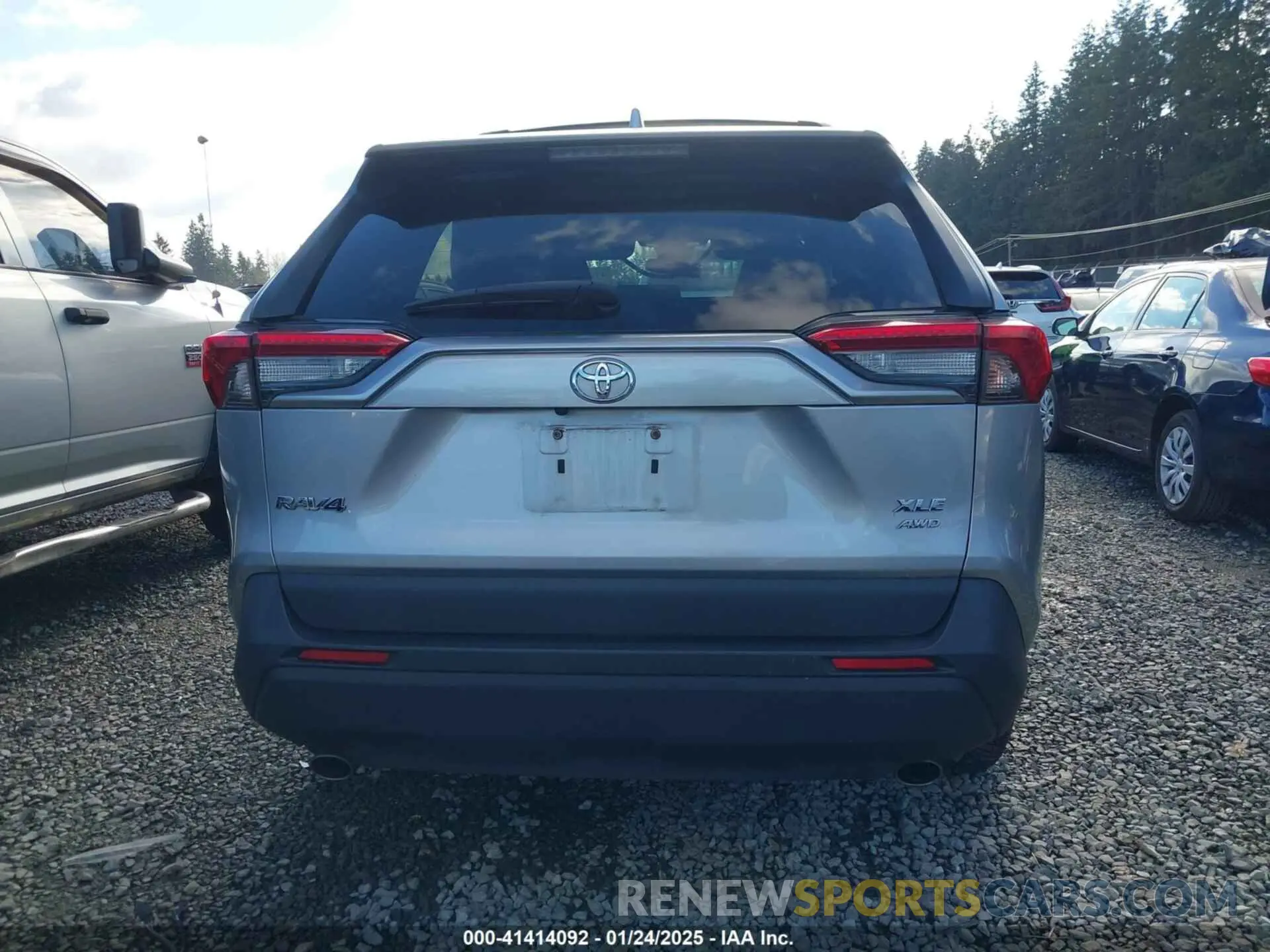 17 Photograph of a damaged car 2T3P1RFV9KC007886 TOYOTA RAV4 2019