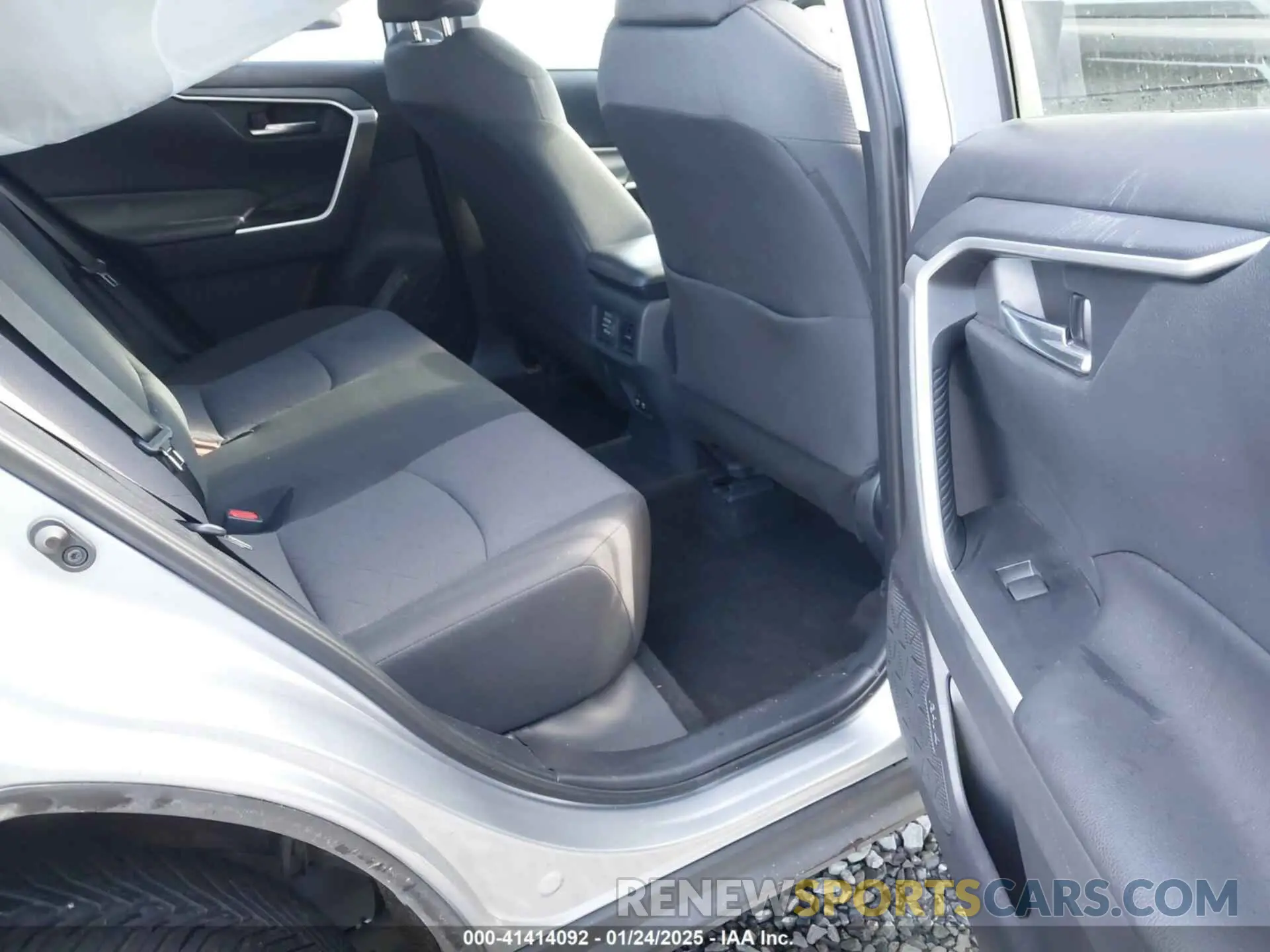 8 Photograph of a damaged car 2T3P1RFV9KC007886 TOYOTA RAV4 2019