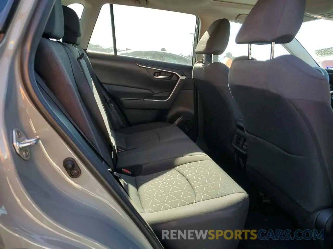 11 Photograph of a damaged car 2T3P1RFV9KW043818 TOYOTA RAV4 2019