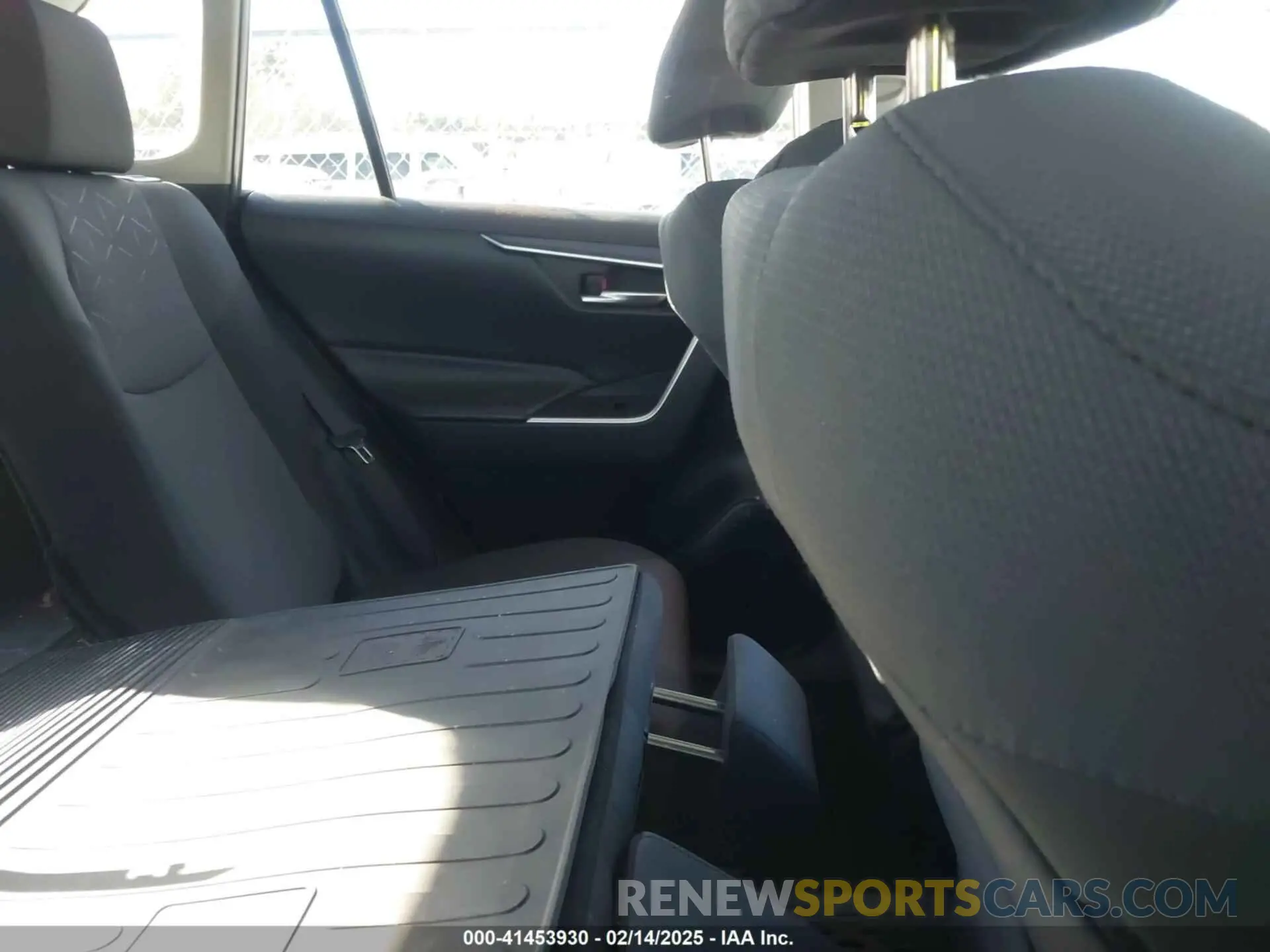 8 Photograph of a damaged car 2T3P1RFVXKW052589 TOYOTA RAV4 2019