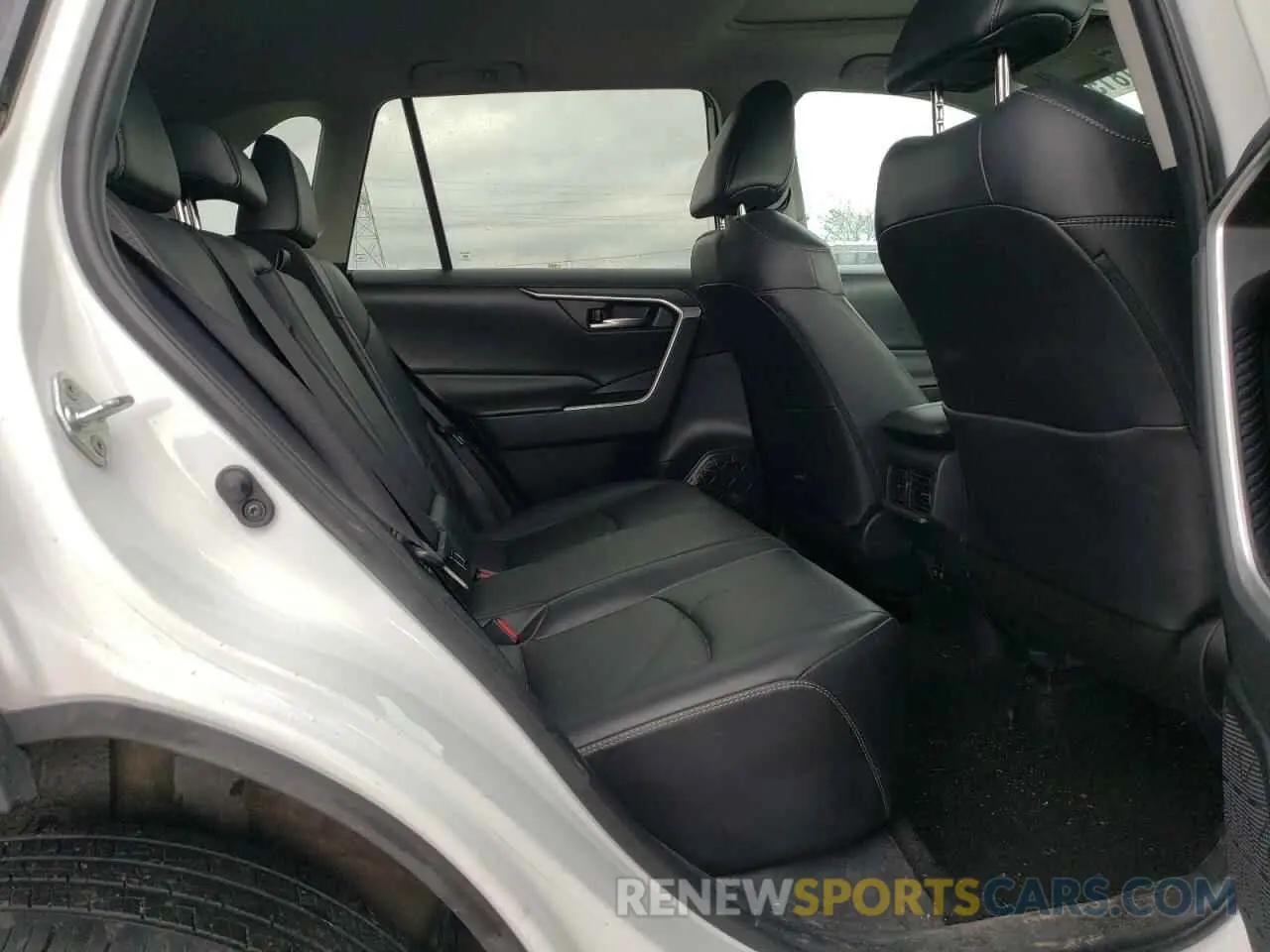11 Photograph of a damaged car 2T3R1RFV7KW042451 TOYOTA RAV4 2019