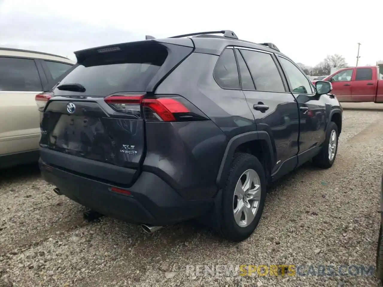 4 Photograph of a damaged car 2T3RWRFV1KW016137 TOYOTA RAV4 2019