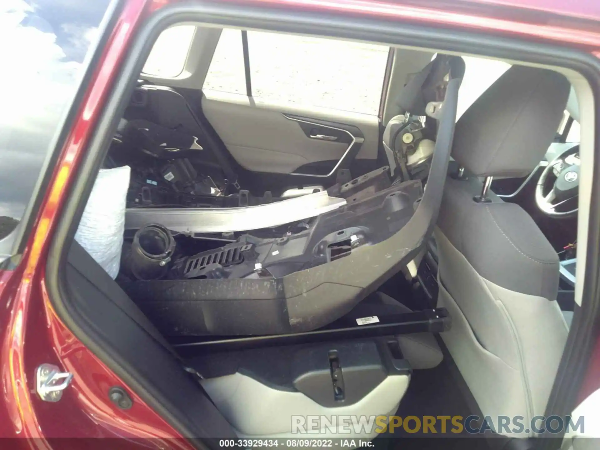 8 Photograph of a damaged car 2T3RWRFV1KW025081 TOYOTA RAV4 2019