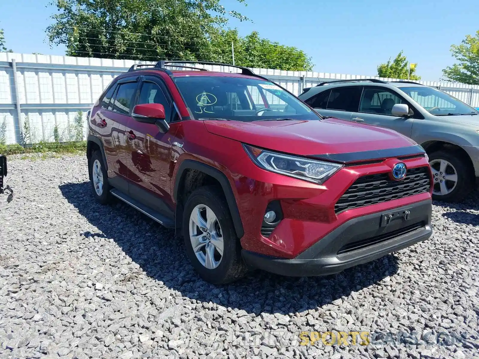 1 Photograph of a damaged car 2T3RWRFV2KW044285 TOYOTA RAV4 2019