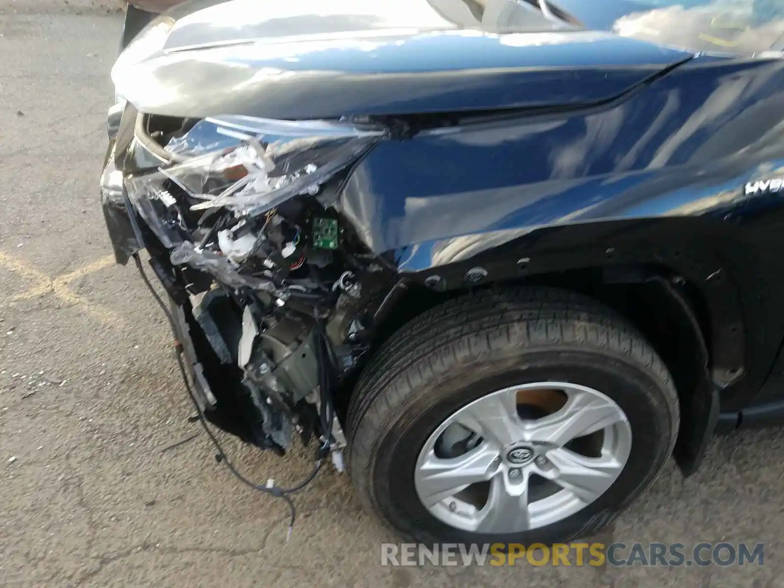 9 Photograph of a damaged car 2T3RWRFV4KW004094 TOYOTA RAV4 2019