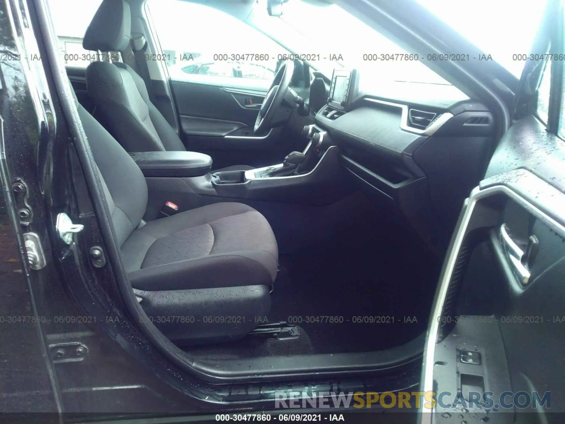 5 Photograph of a damaged car 2T3RWRFV6KW021527 TOYOTA RAV4 2019