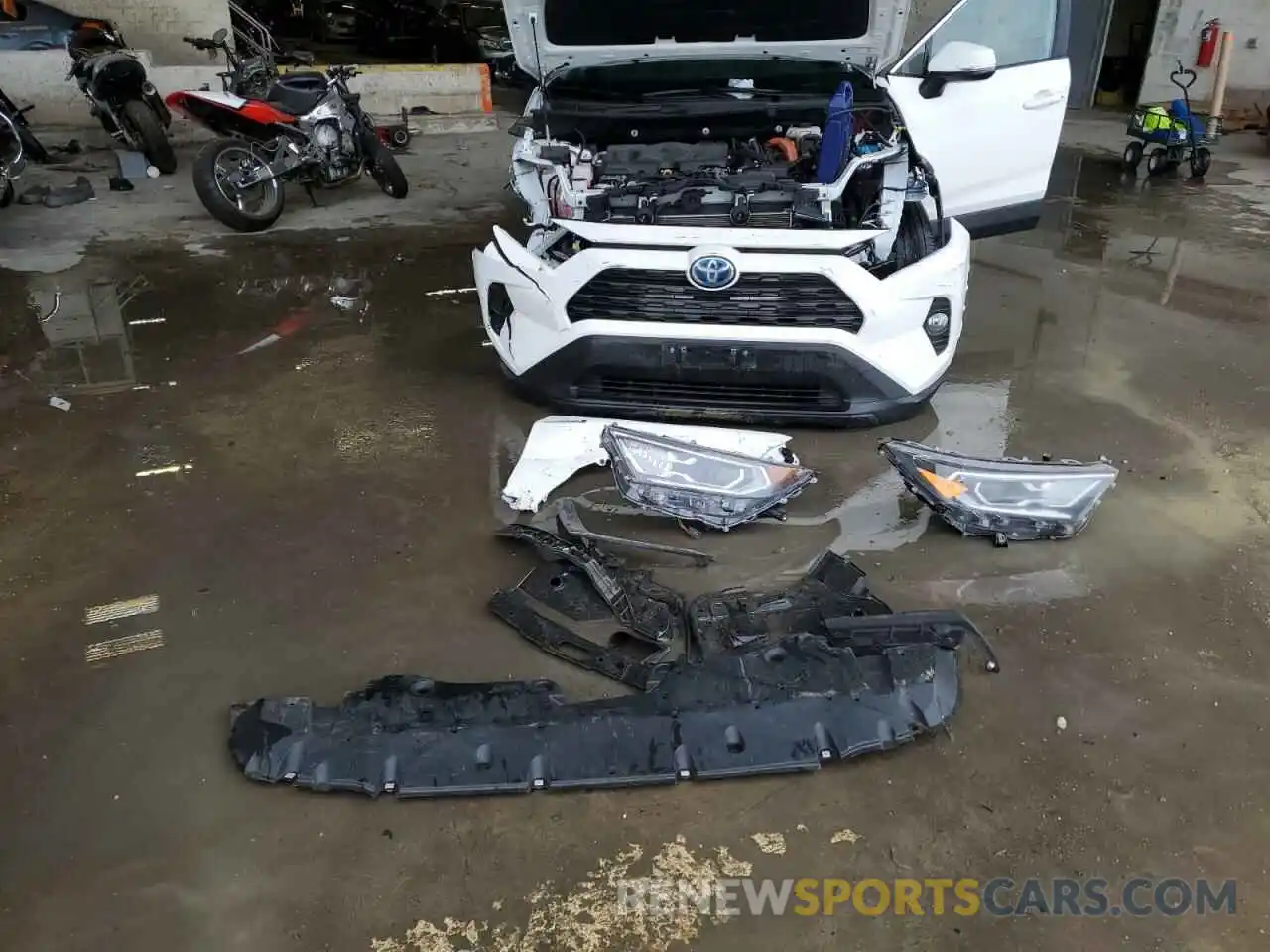 12 Photograph of a damaged car 2T3RWRFV7KW027031 TOYOTA RAV4 2019