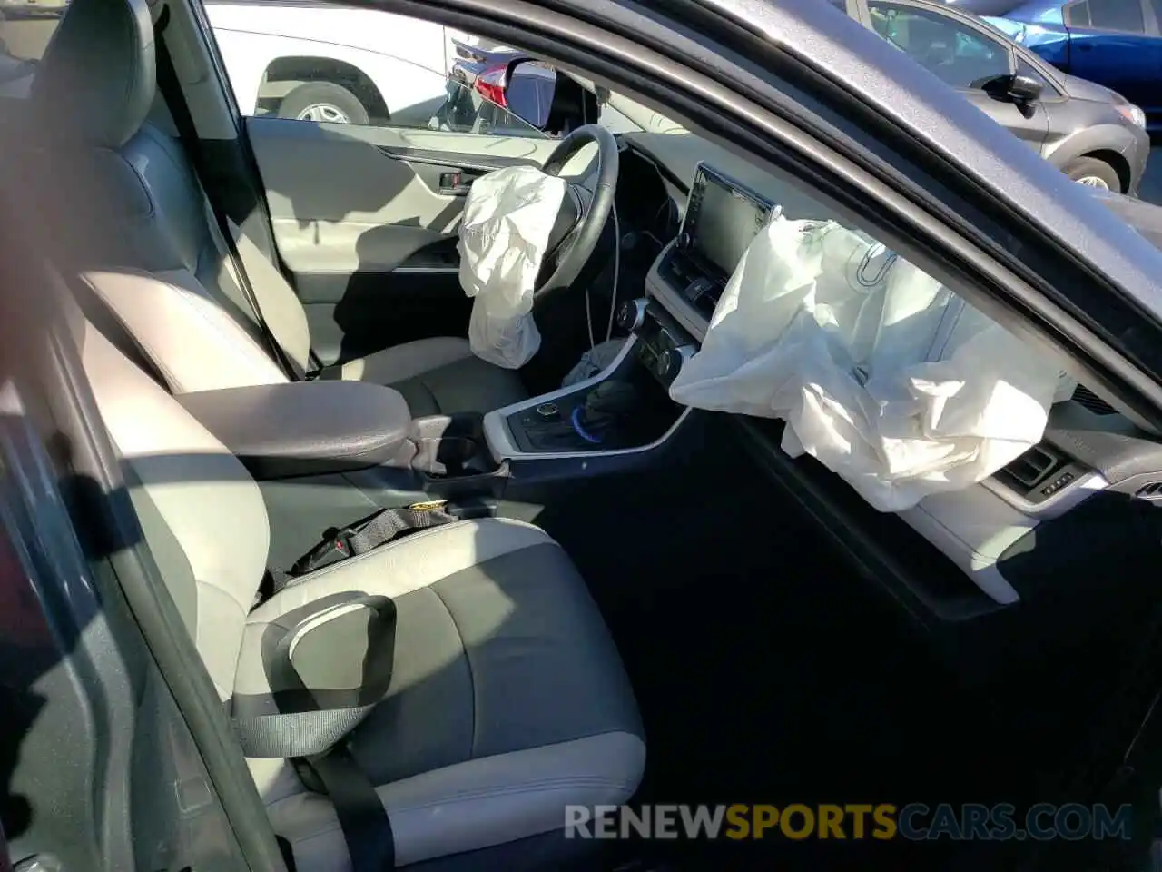 5 Photograph of a damaged car 2T3RWRFV7KW044380 TOYOTA RAV4 2019