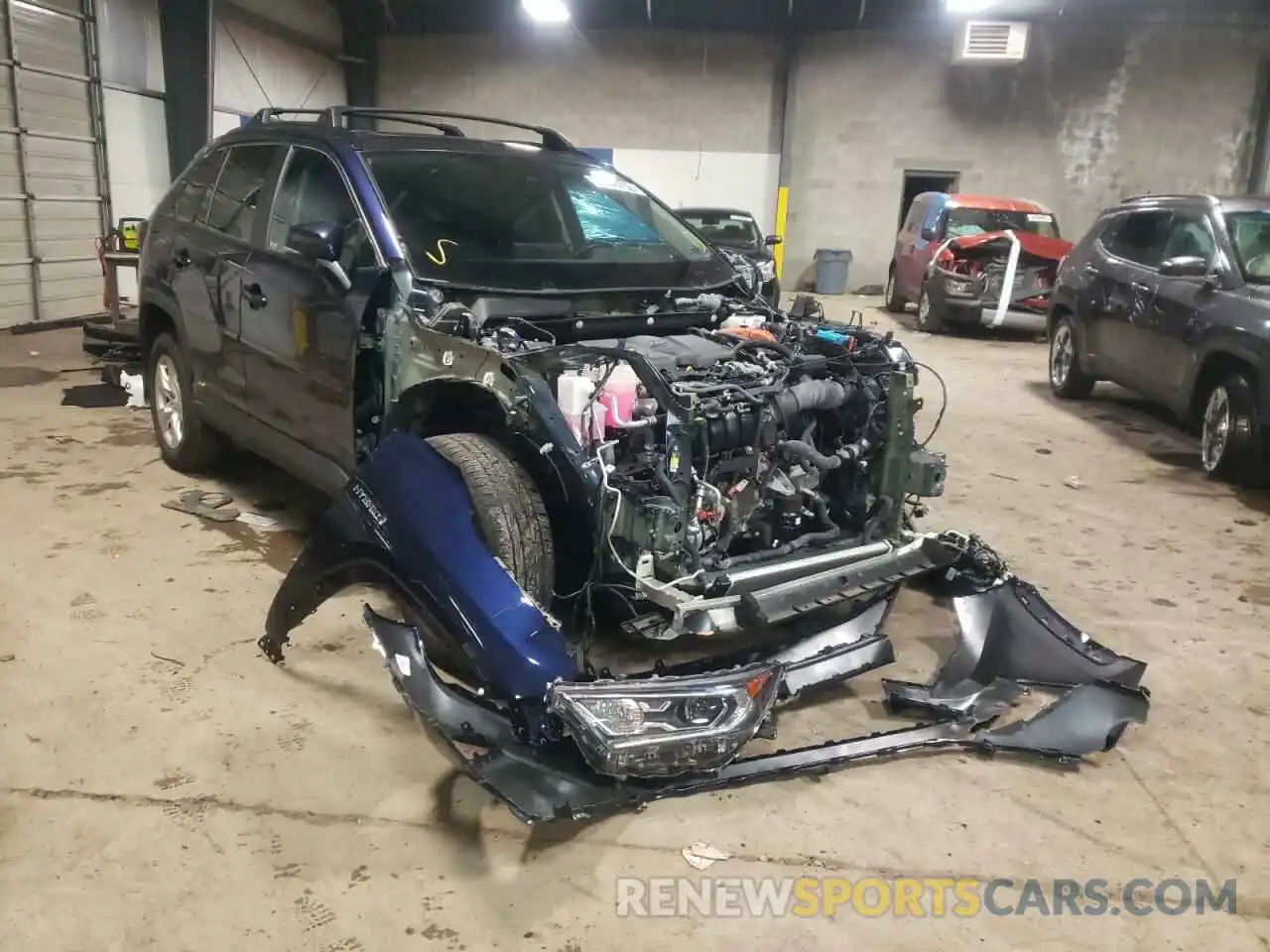 1 Photograph of a damaged car 2T3RWRFV8KW042444 TOYOTA RAV4 2019