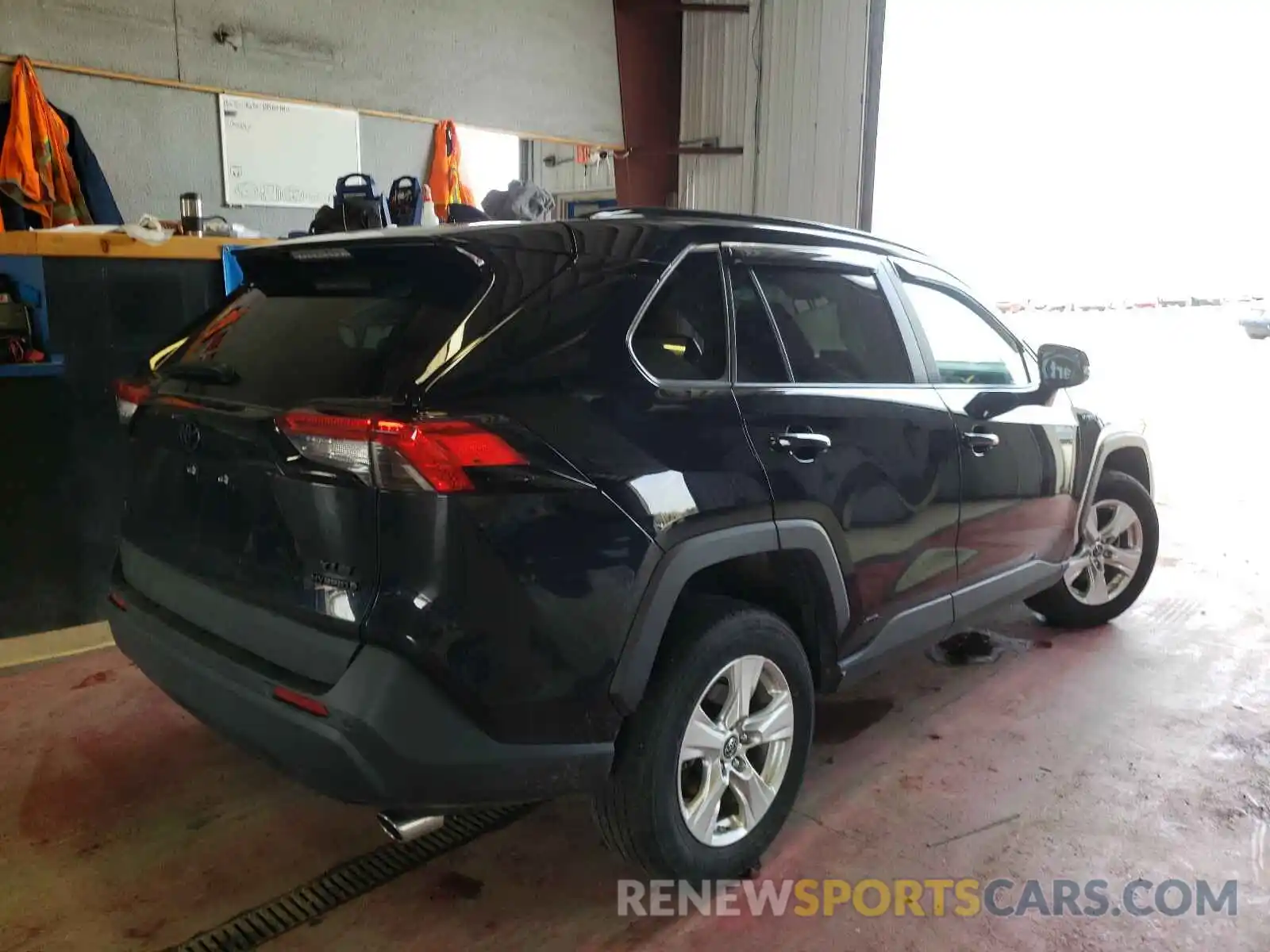 4 Photograph of a damaged car 2T3RWRFV9KW042789 TOYOTA RAV4 2019