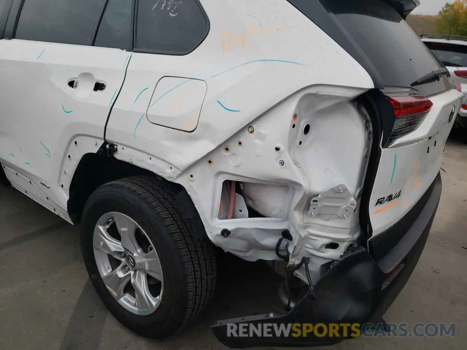 9 Photograph of a damaged car 2T3RWRFVXKW012894 TOYOTA RAV4 2019