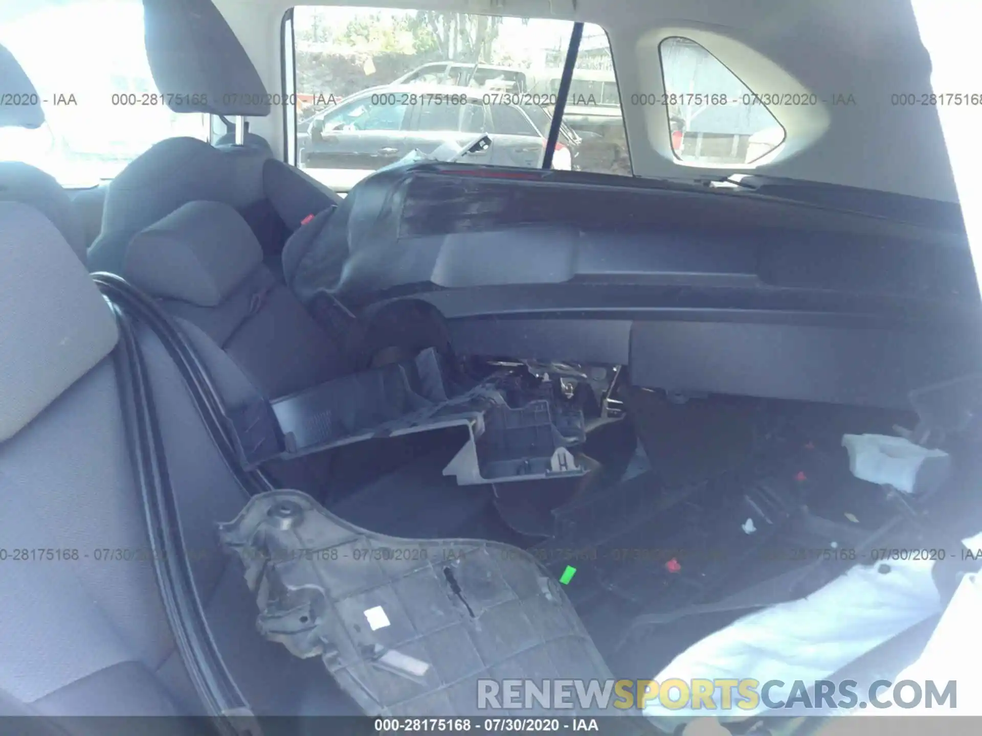 8 Photograph of a damaged car 2T3W1RFV0KW017538 TOYOTA RAV4 2019