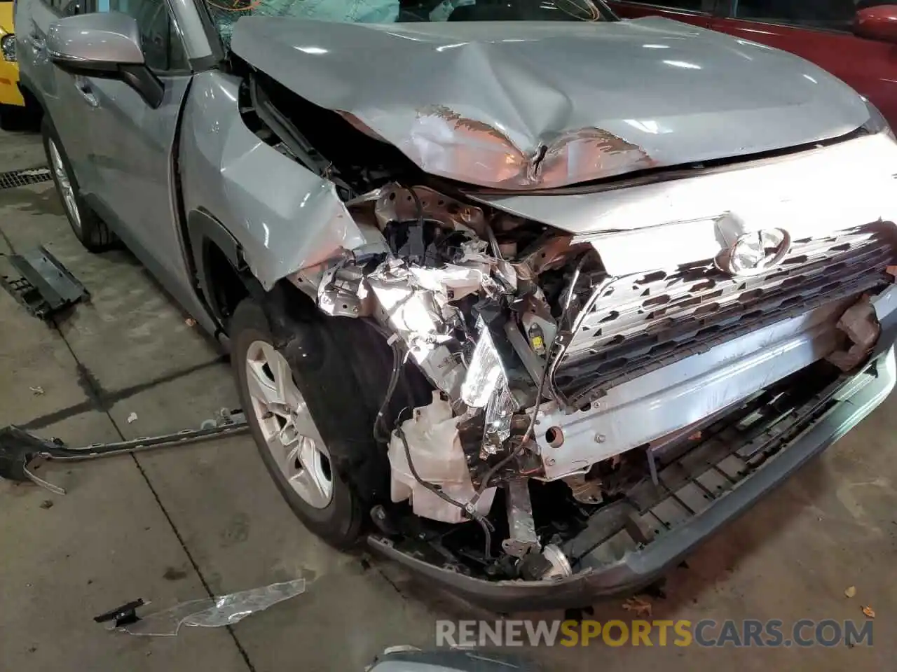 9 Photograph of a damaged car 2T3W1RFV0KW031908 TOYOTA RAV4 2019