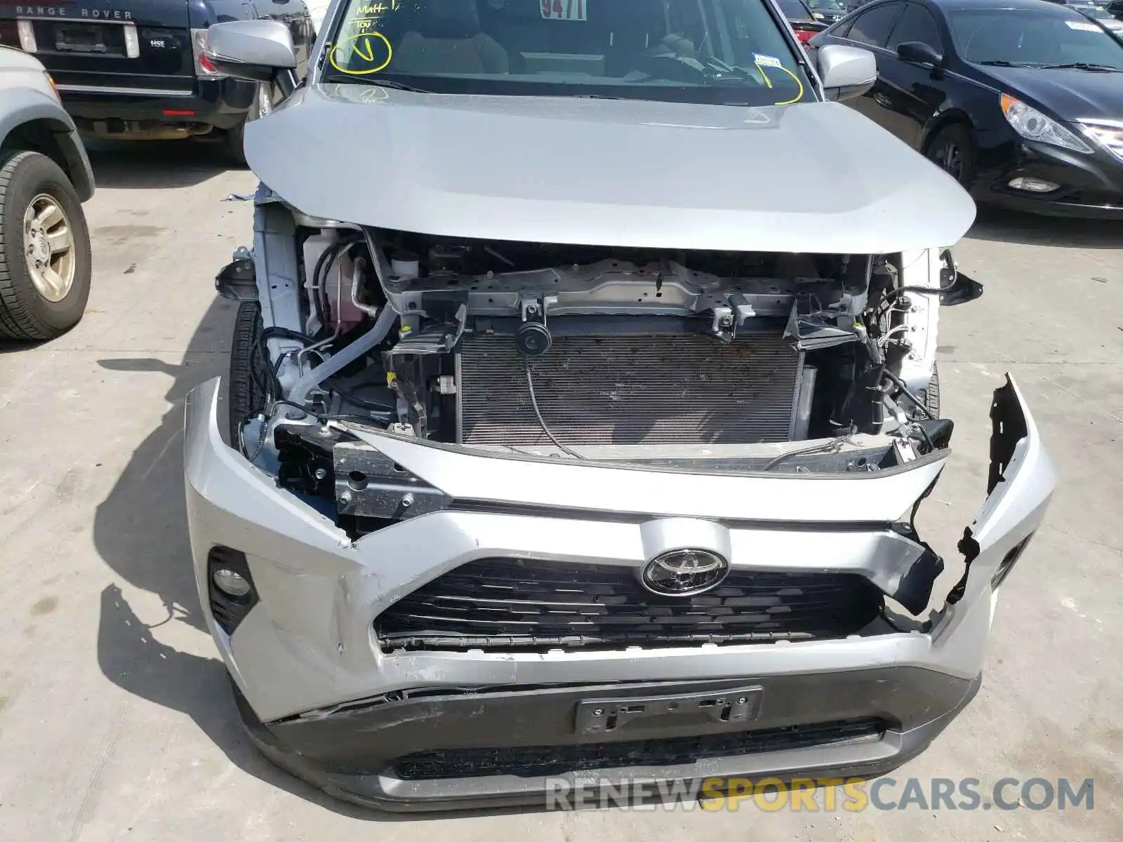 9 Photograph of a damaged car 2T3W1RFV1KW006421 TOYOTA RAV4 2019