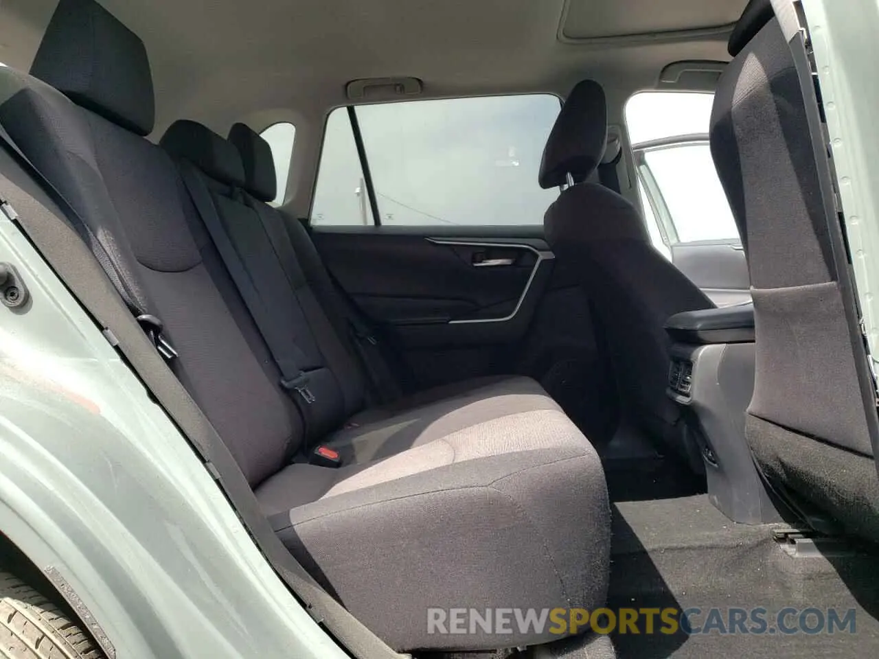 11 Photograph of a damaged car 2T3W1RFV1KW031495 TOYOTA RAV4 2019
