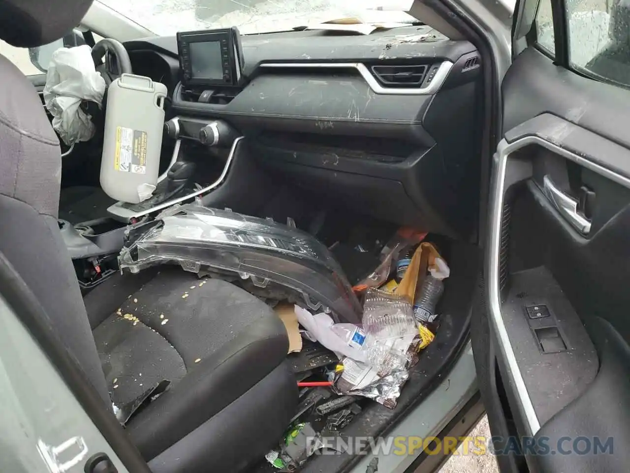 8 Photograph of a damaged car 2T3W1RFV1KW052752 TOYOTA RAV4 2019