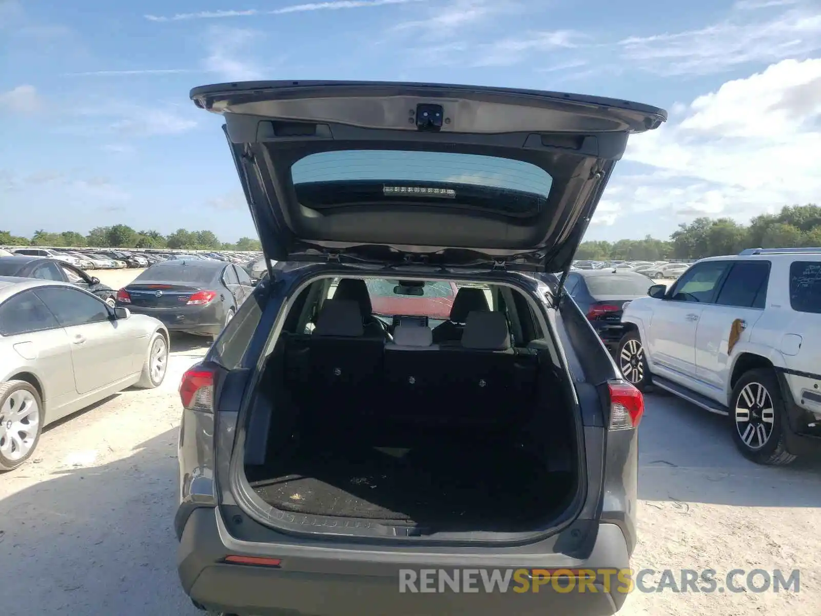 9 Photograph of a damaged car 2T3W1RFV2KC006431 TOYOTA RAV4 2019