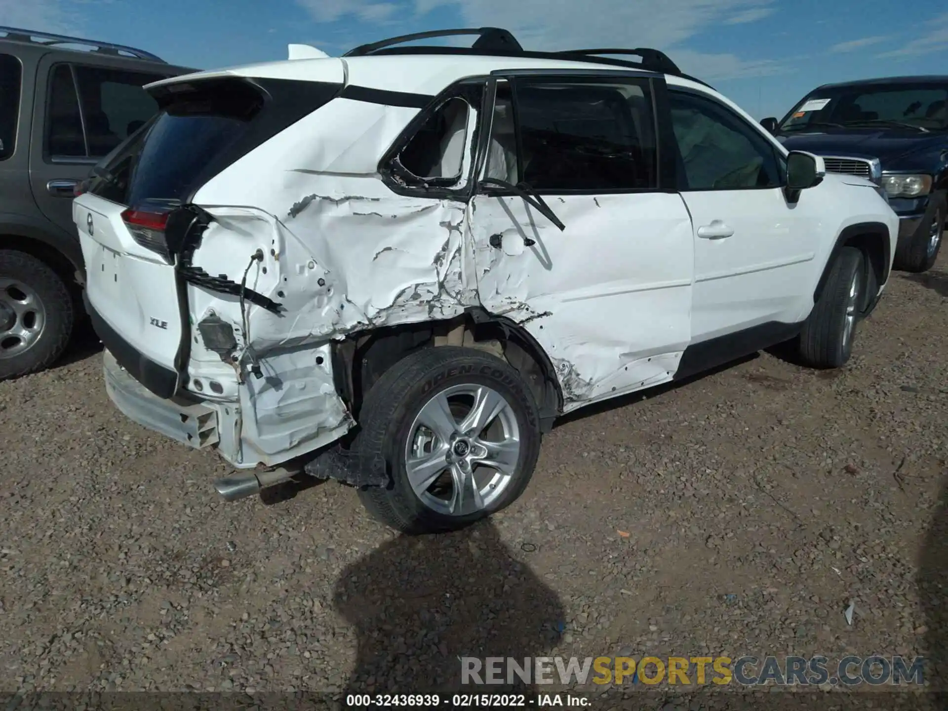 4 Photograph of a damaged car 2T3W1RFV2KC019308 TOYOTA RAV4 2019