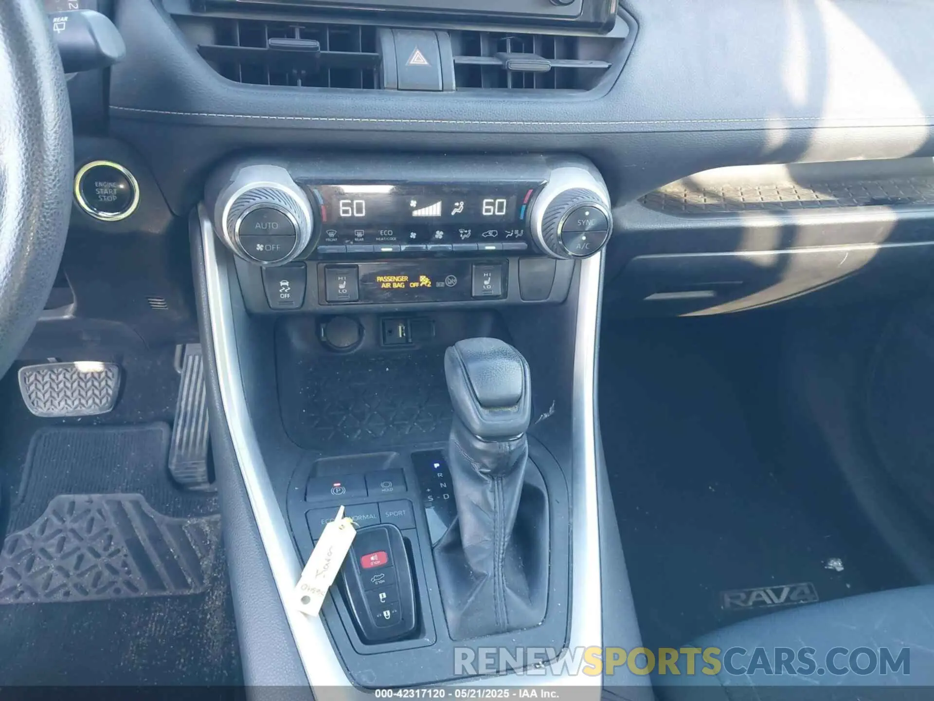 11 Photograph of a damaged car 2T3W1RFV3KC002016 TOYOTA RAV4 2019