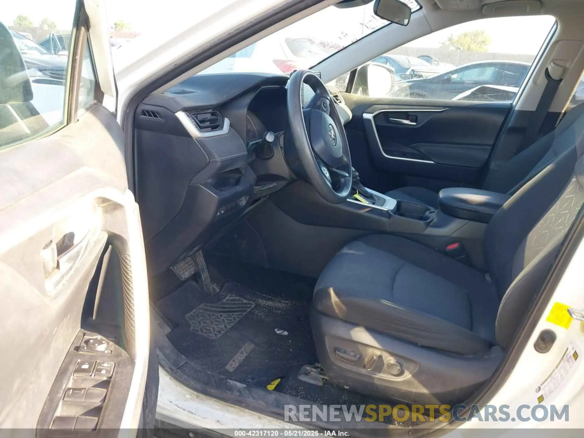 5 Photograph of a damaged car 2T3W1RFV3KC002016 TOYOTA RAV4 2019