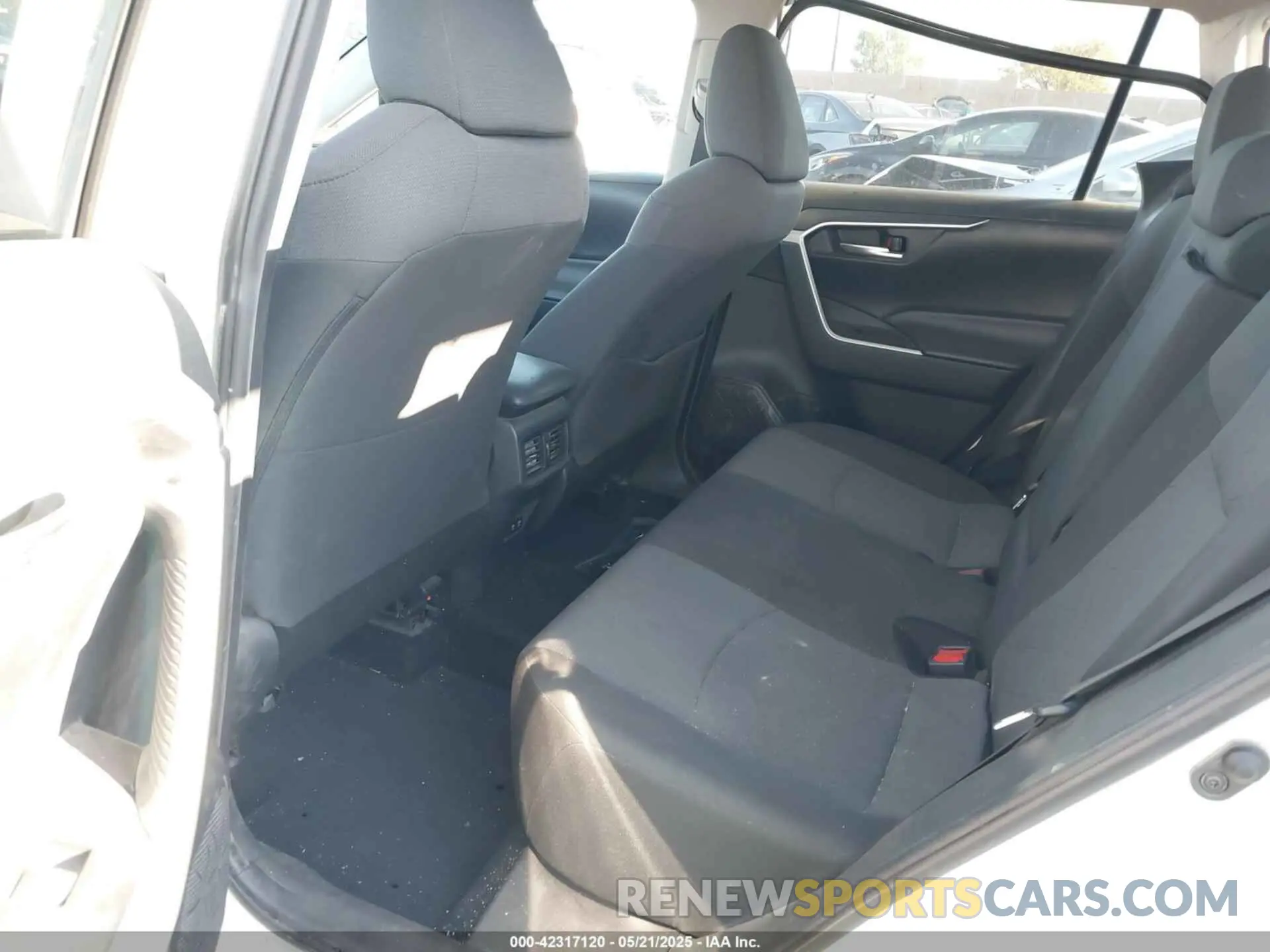 8 Photograph of a damaged car 2T3W1RFV3KC002016 TOYOTA RAV4 2019