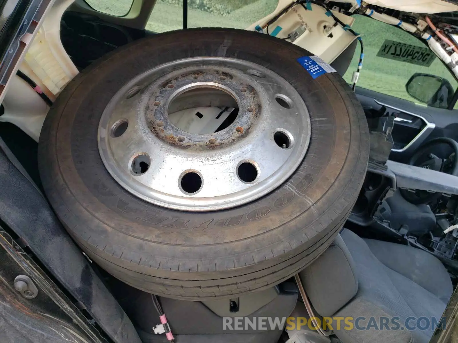 6 Photograph of a damaged car 2T3W1RFV3KW013175 TOYOTA RAV4 2019