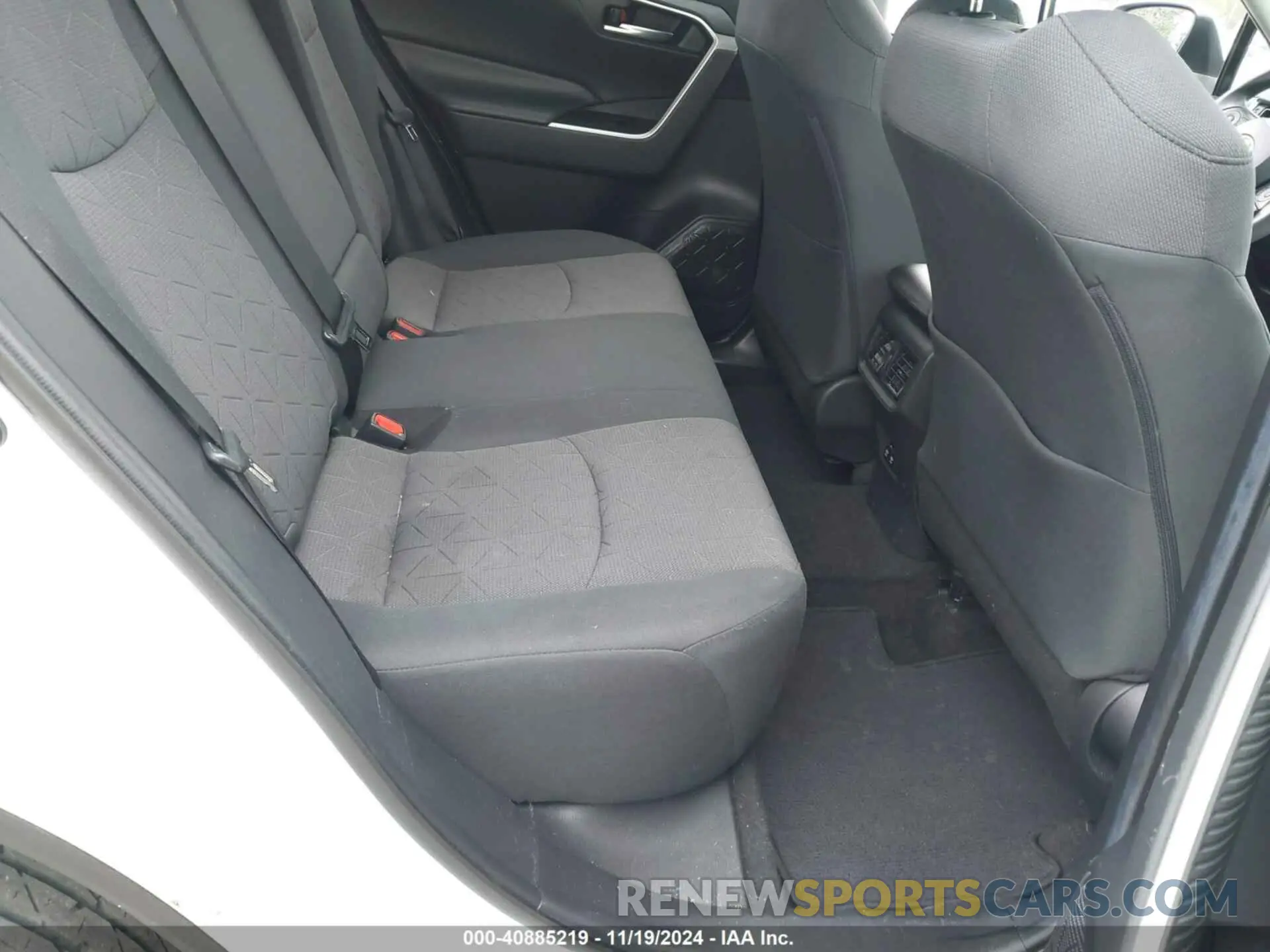8 Photograph of a damaged car 2T3W1RFV3KW054552 TOYOTA RAV4 2019
