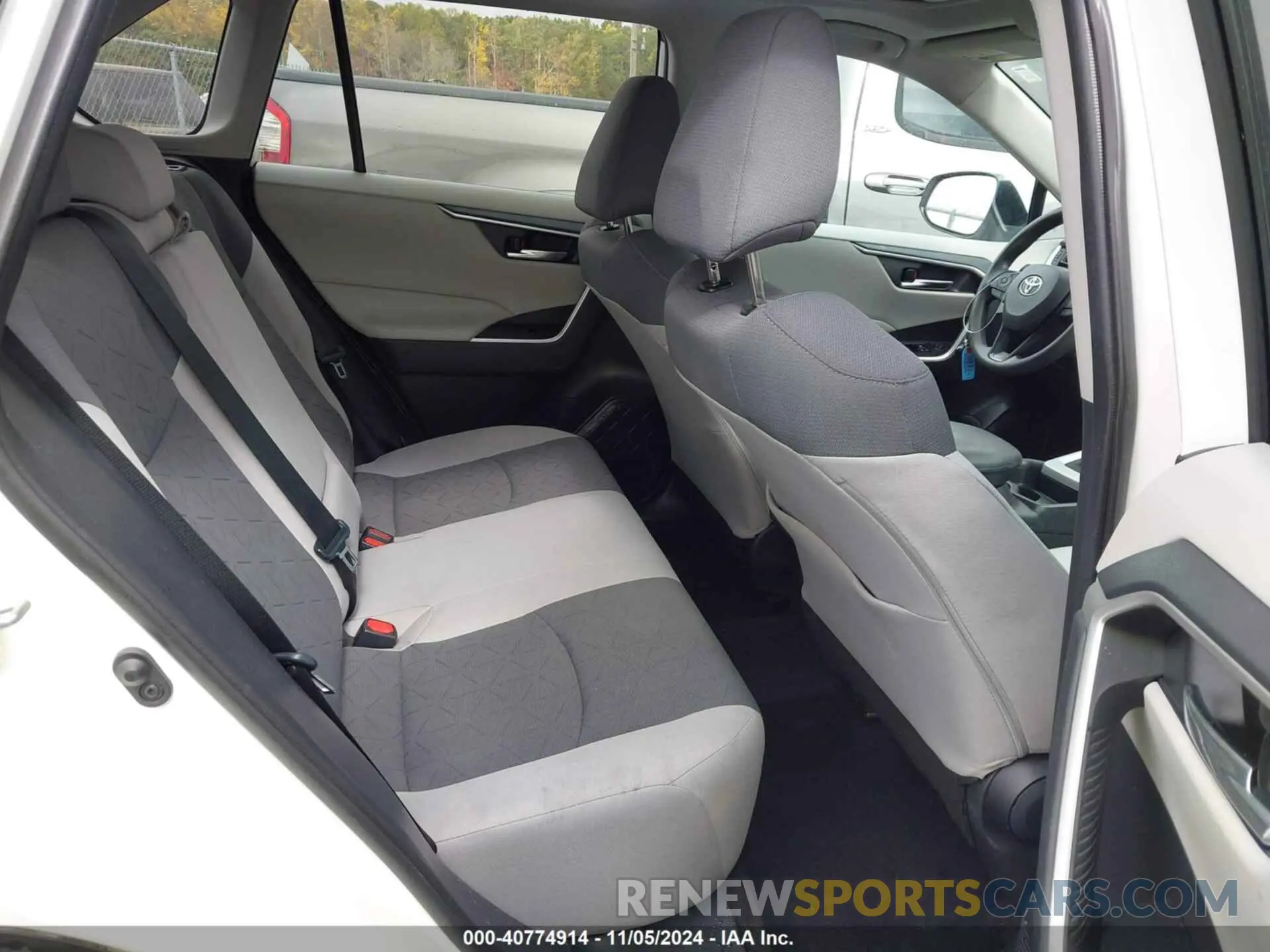 8 Photograph of a damaged car 2T3W1RFV4KC022288 TOYOTA RAV4 2019