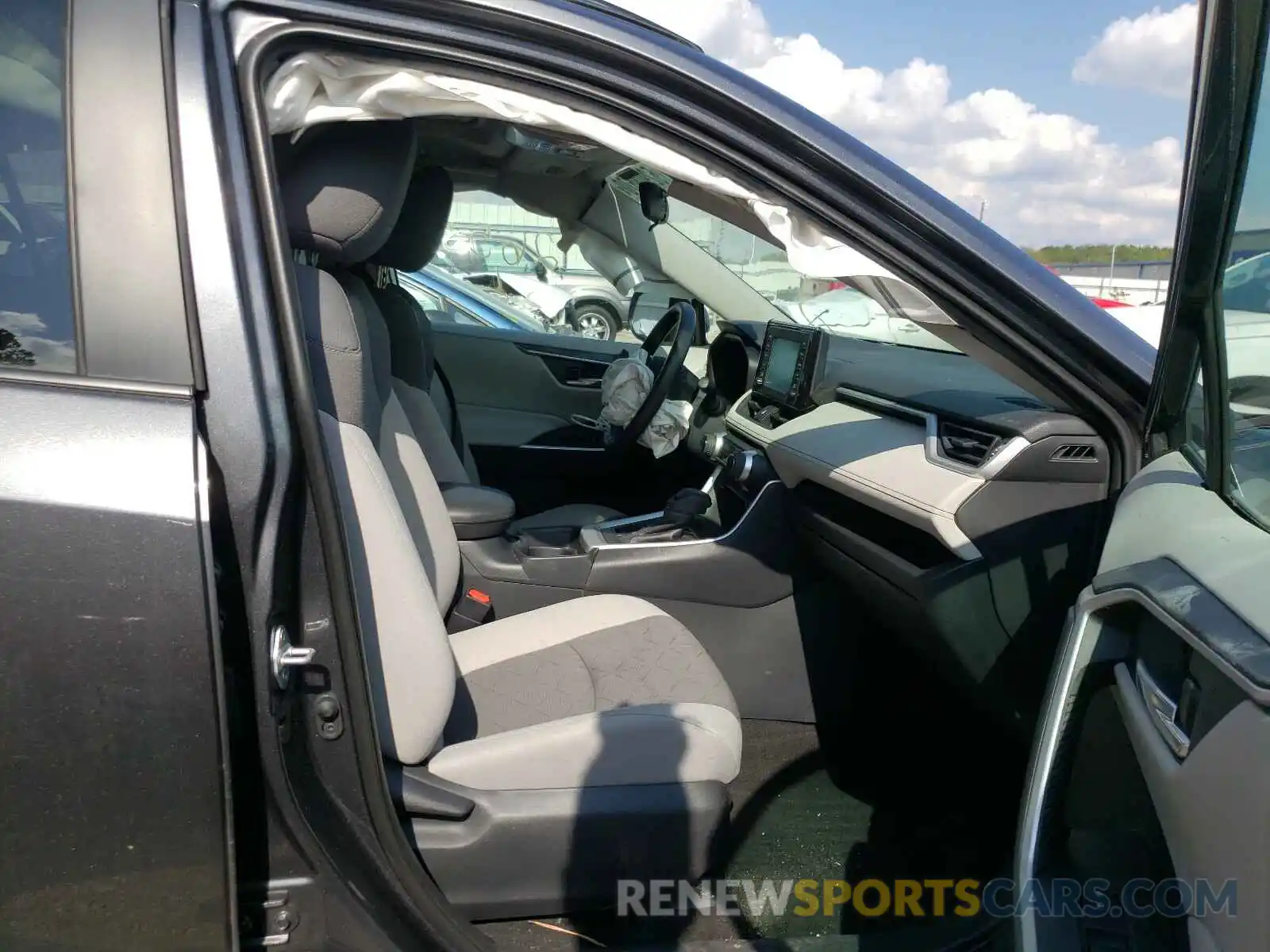 5 Photograph of a damaged car 2T3W1RFV4KC030195 TOYOTA RAV4 2019