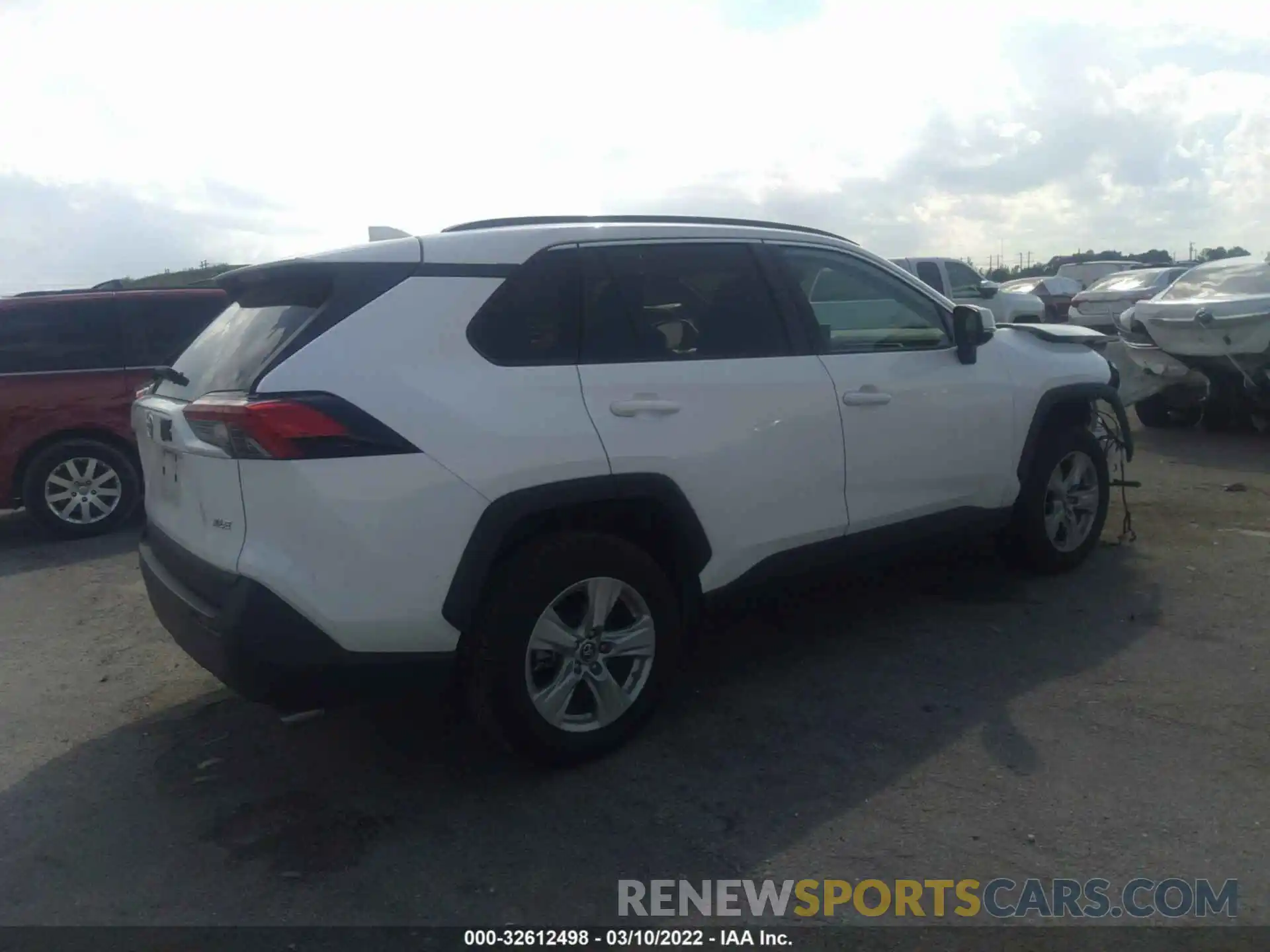 4 Photograph of a damaged car 2T3W1RFV4KW005649 TOYOTA RAV4 2019