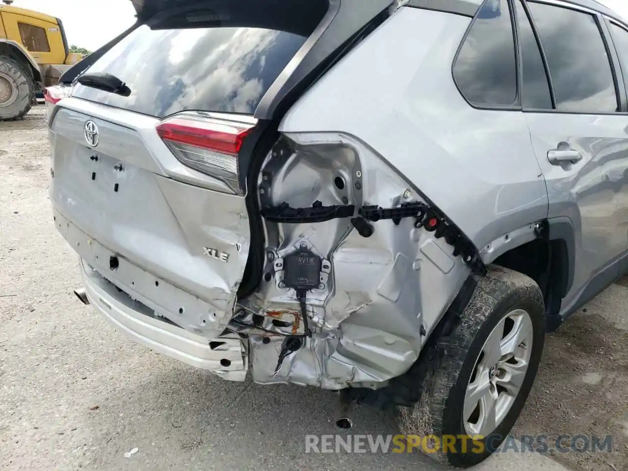 9 Photograph of a damaged car 2T3W1RFV4KW014481 TOYOTA RAV4 2019