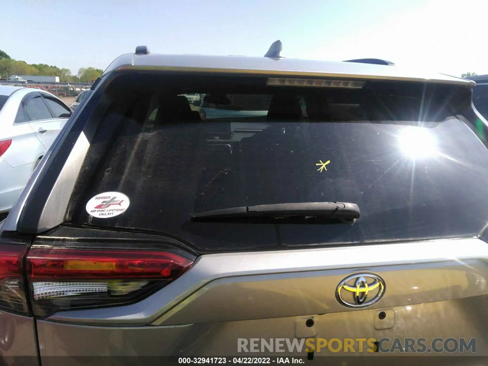 8 Photograph of a damaged car 2T3W1RFV4KW019146 TOYOTA RAV4 2019