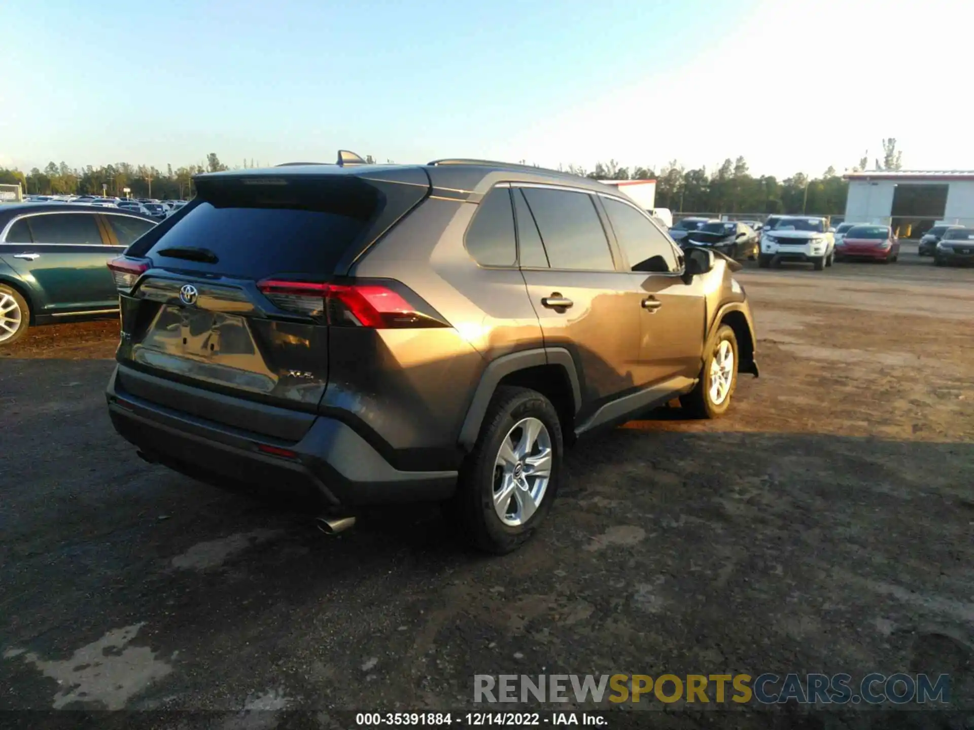 4 Photograph of a damaged car 2T3W1RFV4KW035511 TOYOTA RAV4 2019