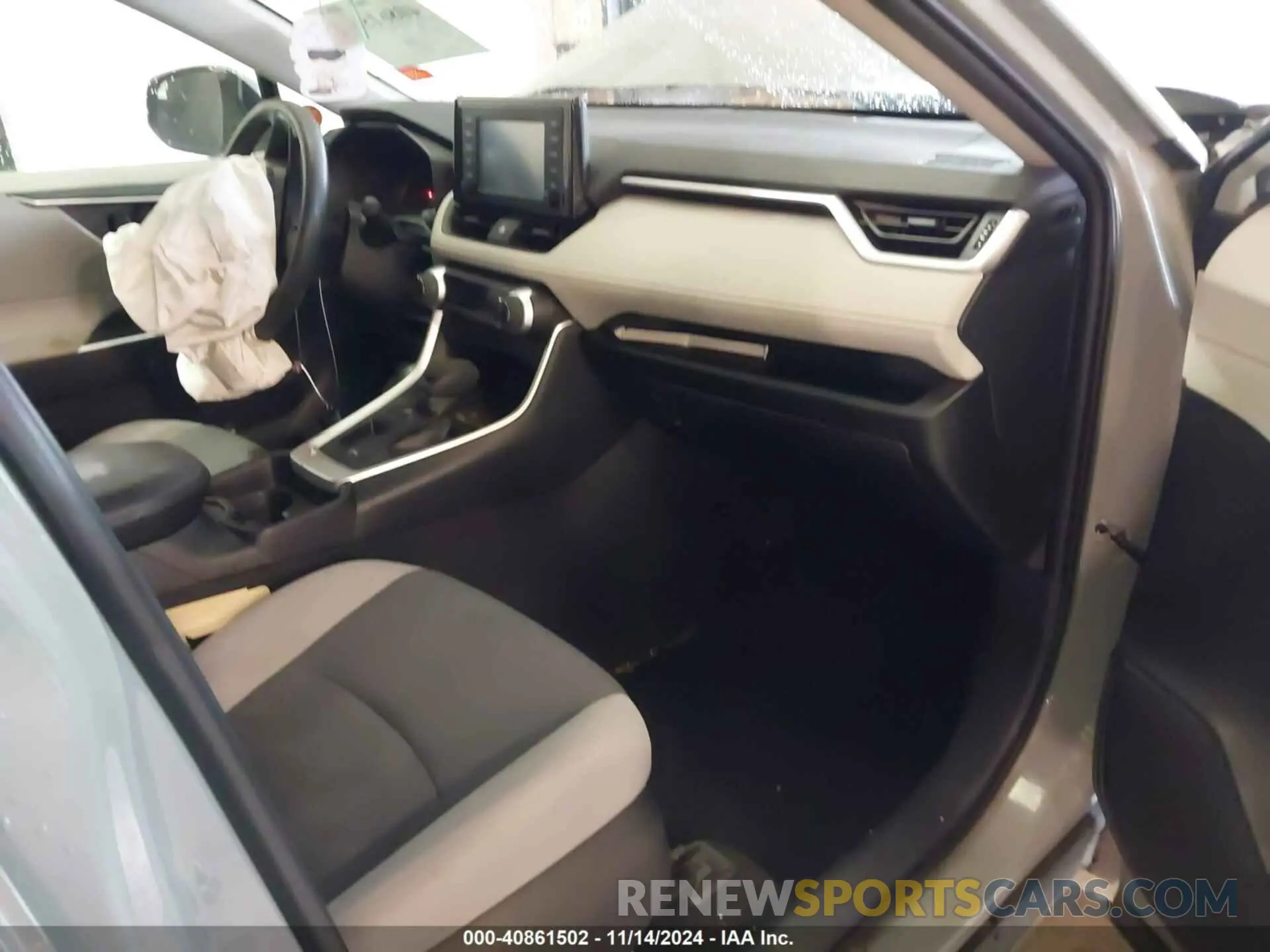 5 Photograph of a damaged car 2T3W1RFV5KC004463 TOYOTA RAV4 2019