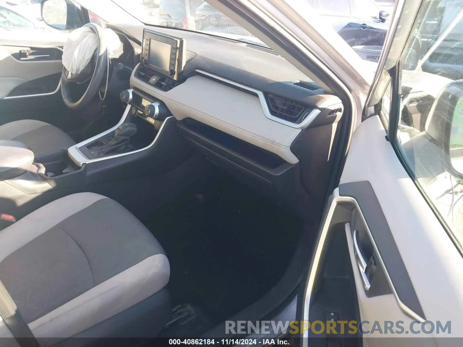 5 Photograph of a damaged car 2T3W1RFV5KC027760 TOYOTA RAV4 2019