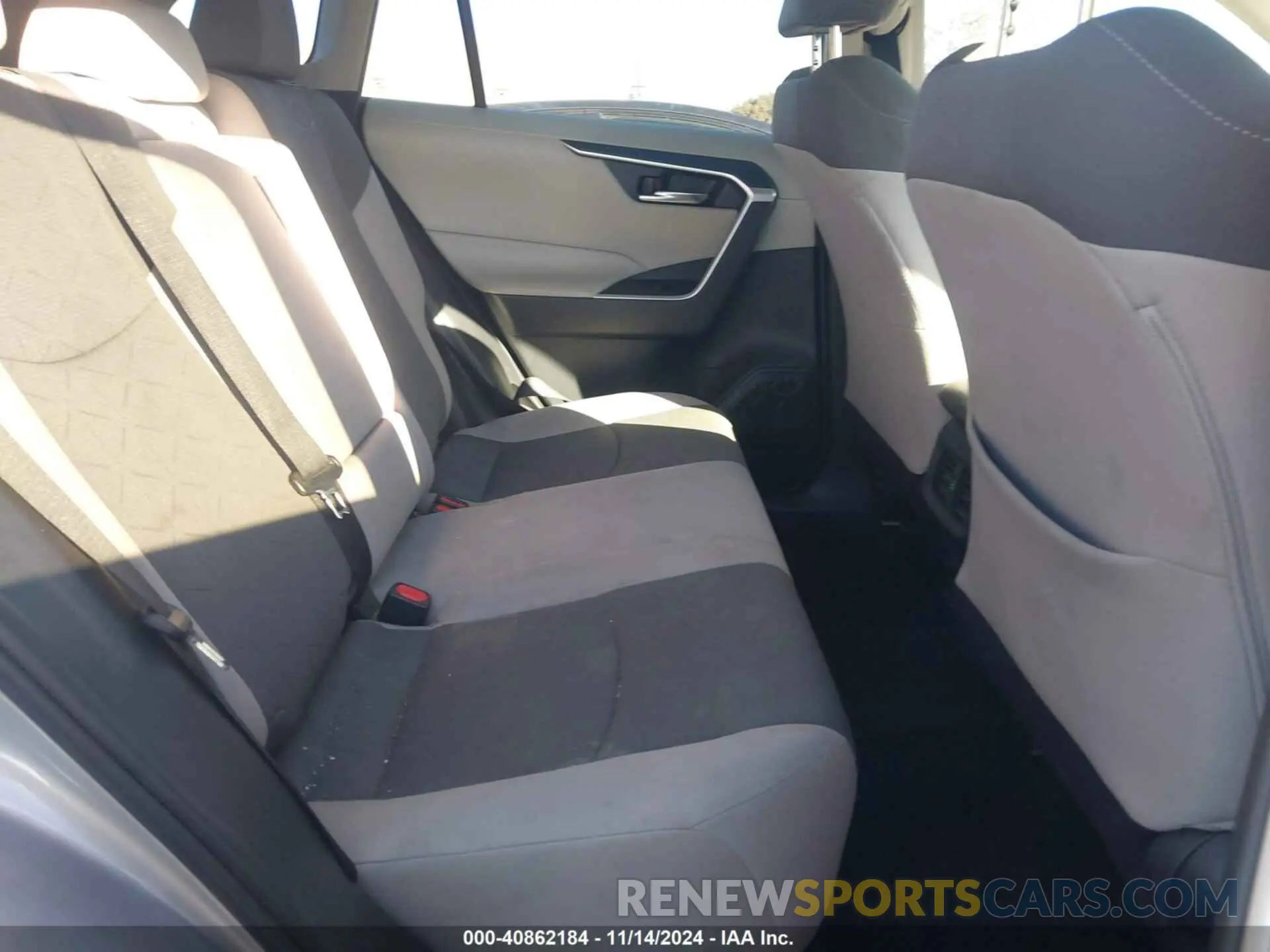 8 Photograph of a damaged car 2T3W1RFV5KC027760 TOYOTA RAV4 2019