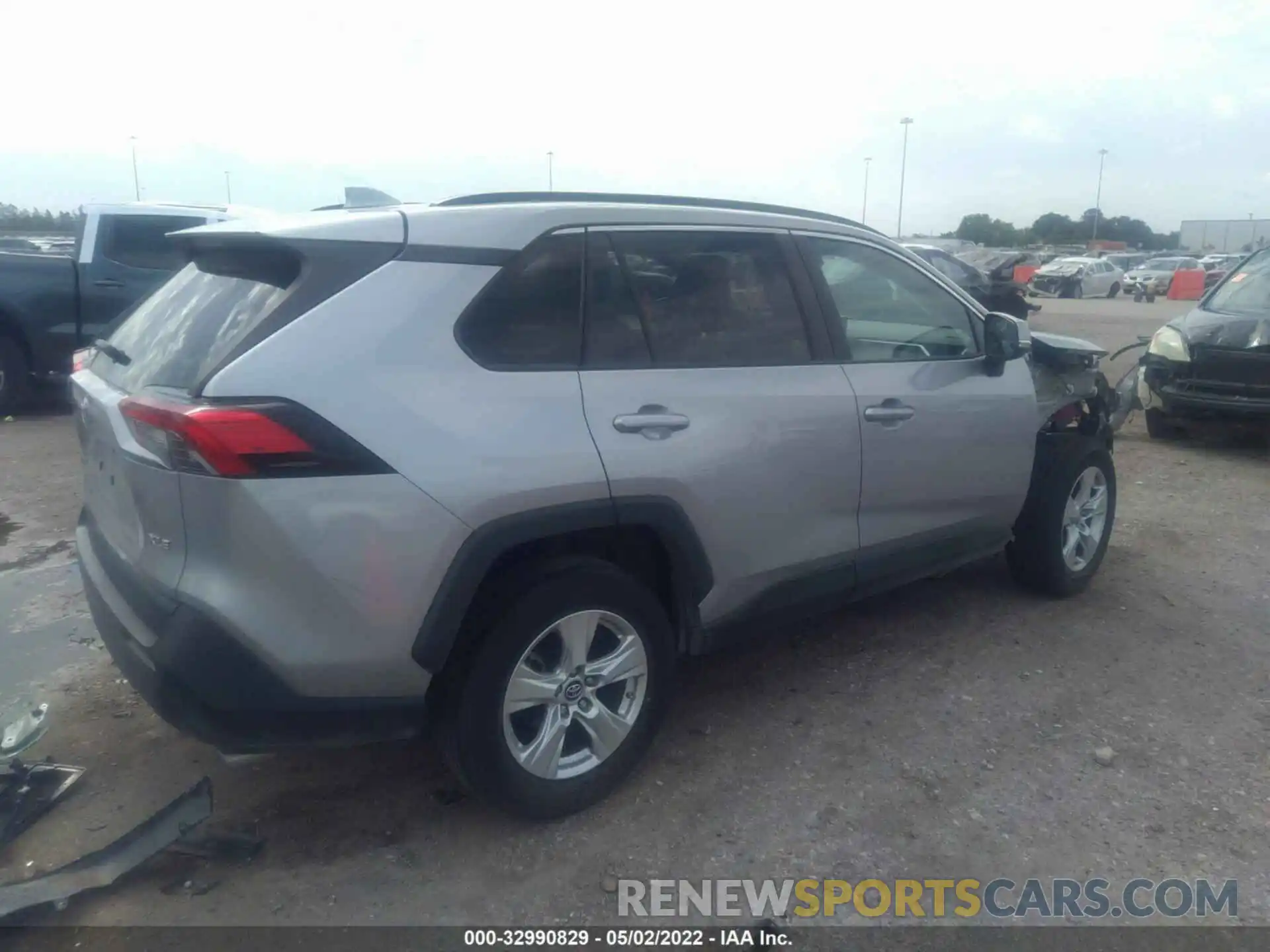 4 Photograph of a damaged car 2T3W1RFV5KW015381 TOYOTA RAV4 2019