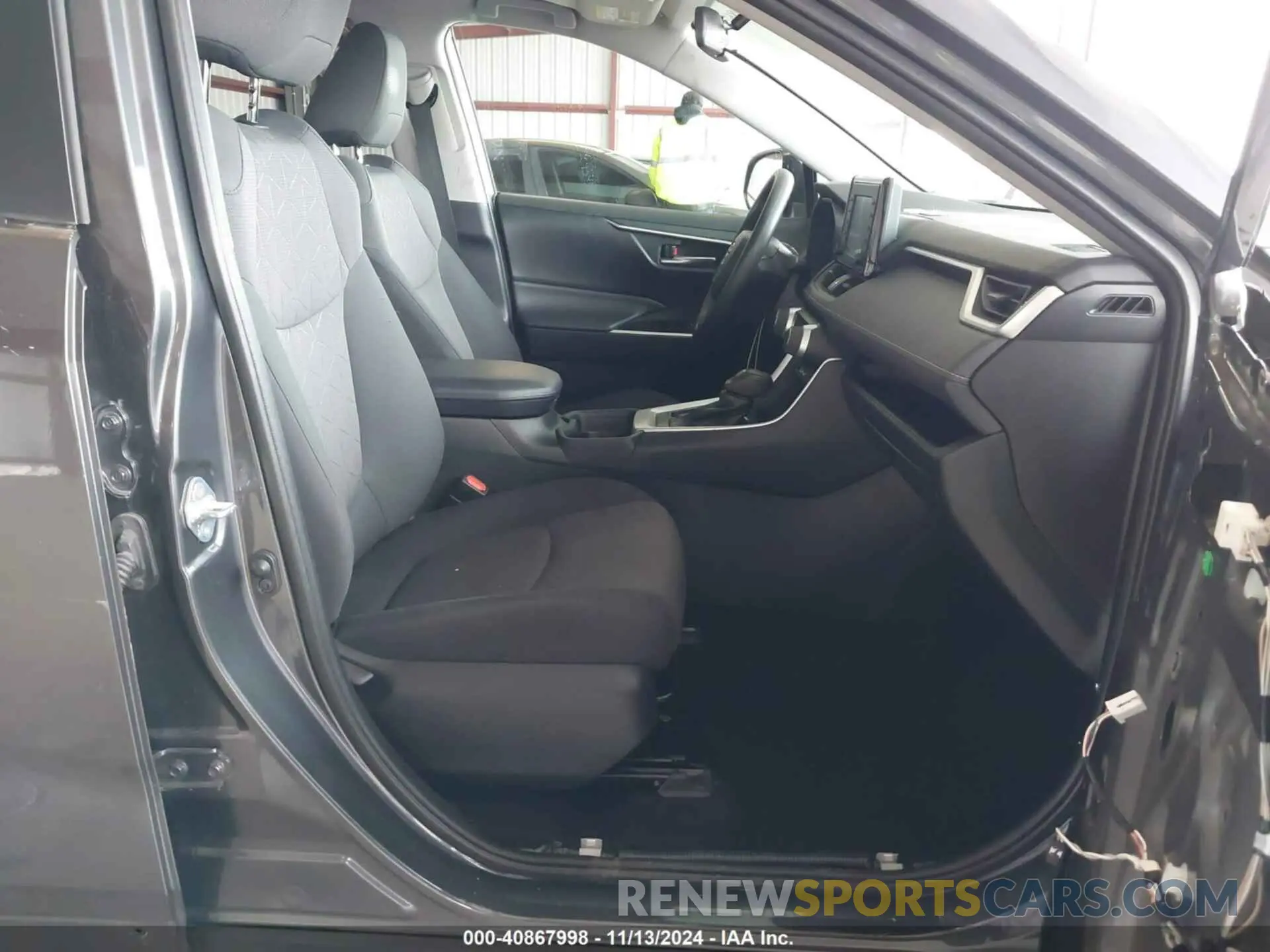 5 Photograph of a damaged car 2T3W1RFV5KW042046 TOYOTA RAV4 2019