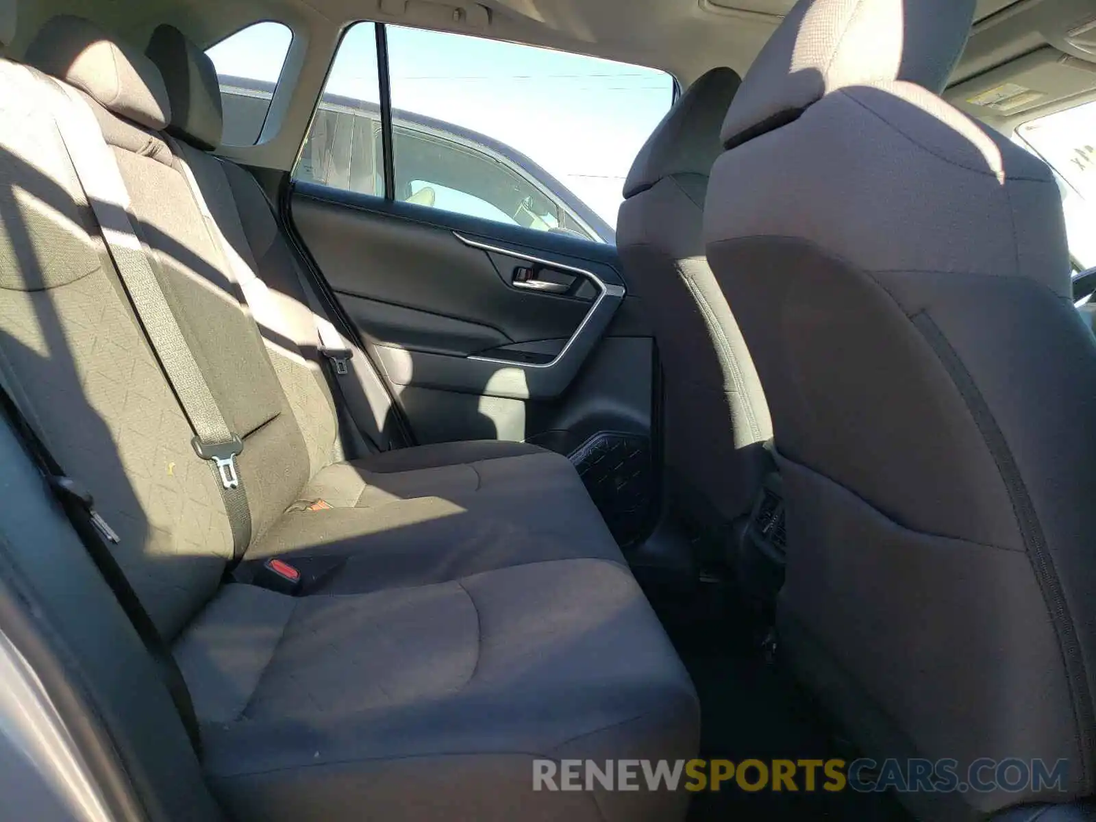 6 Photograph of a damaged car 2T3W1RFV5KW044332 TOYOTA RAV4 2019