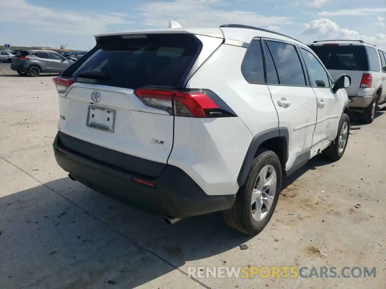 4 Photograph of a damaged car 2T3W1RFV6KW011789 TOYOTA RAV4 2019