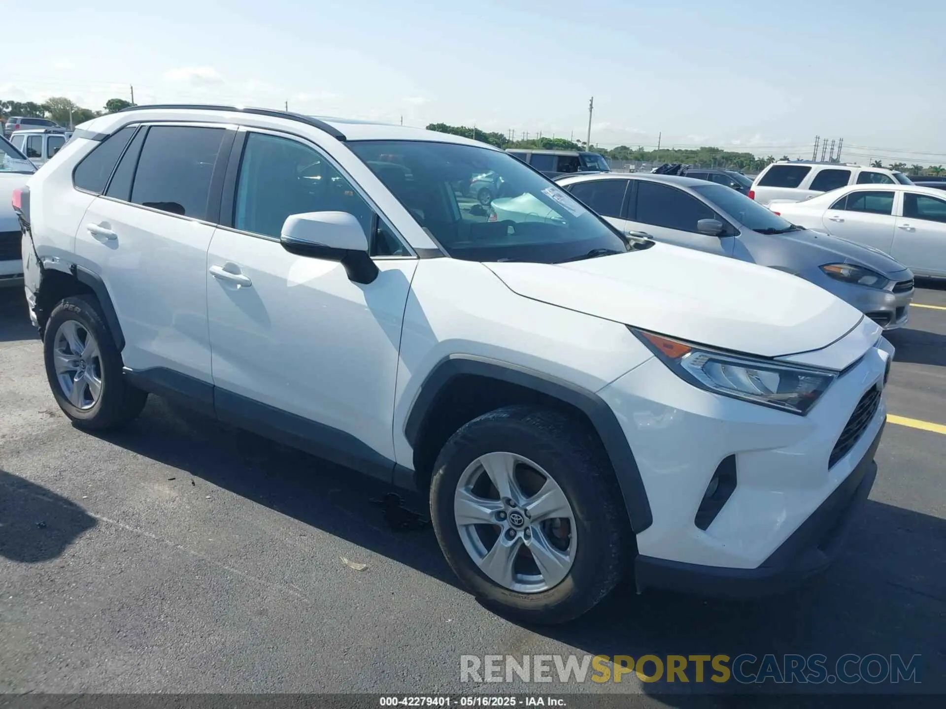 1 Photograph of a damaged car 2T3W1RFV6KW013977 TOYOTA RAV4 2019