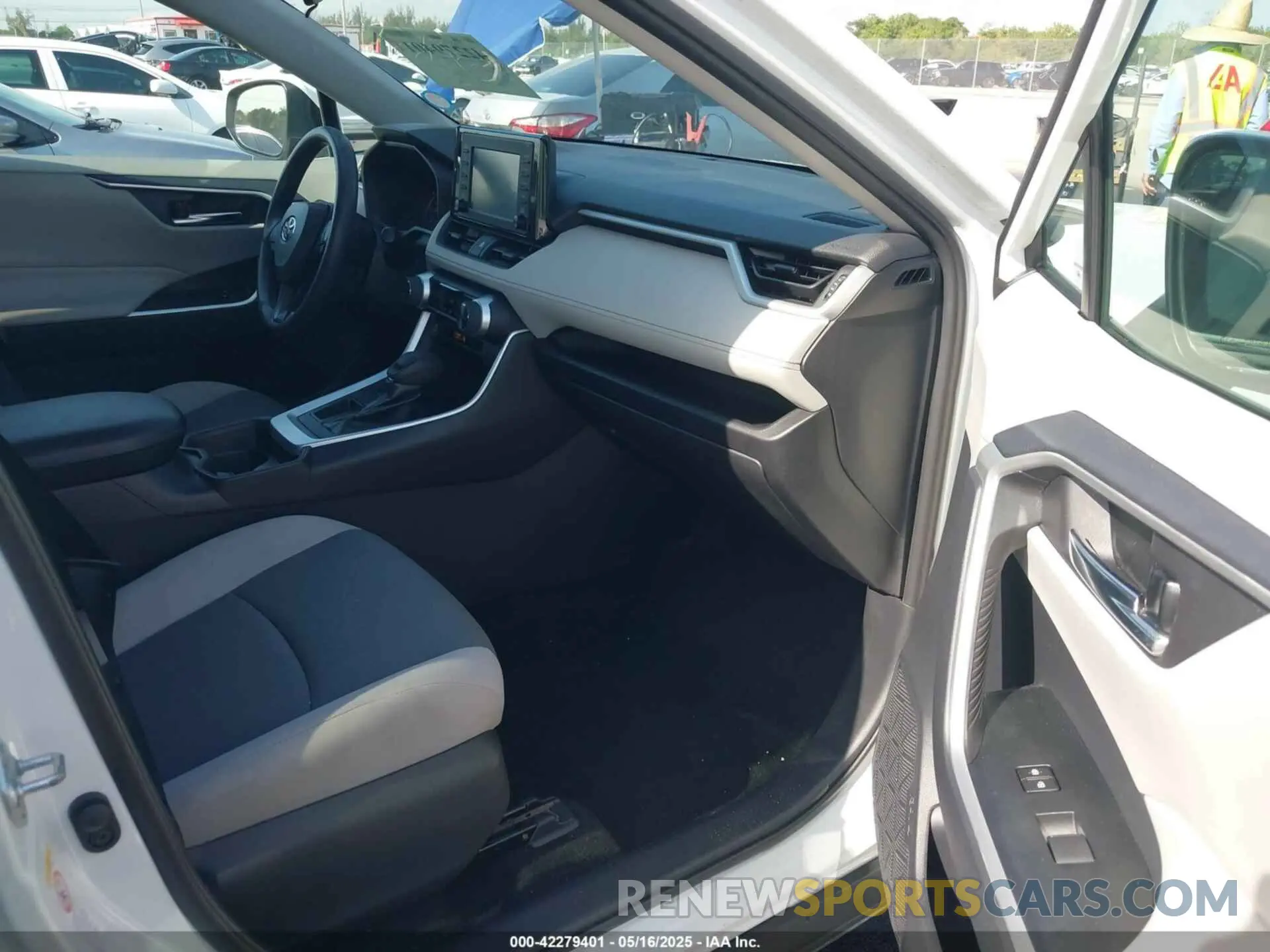 5 Photograph of a damaged car 2T3W1RFV6KW013977 TOYOTA RAV4 2019
