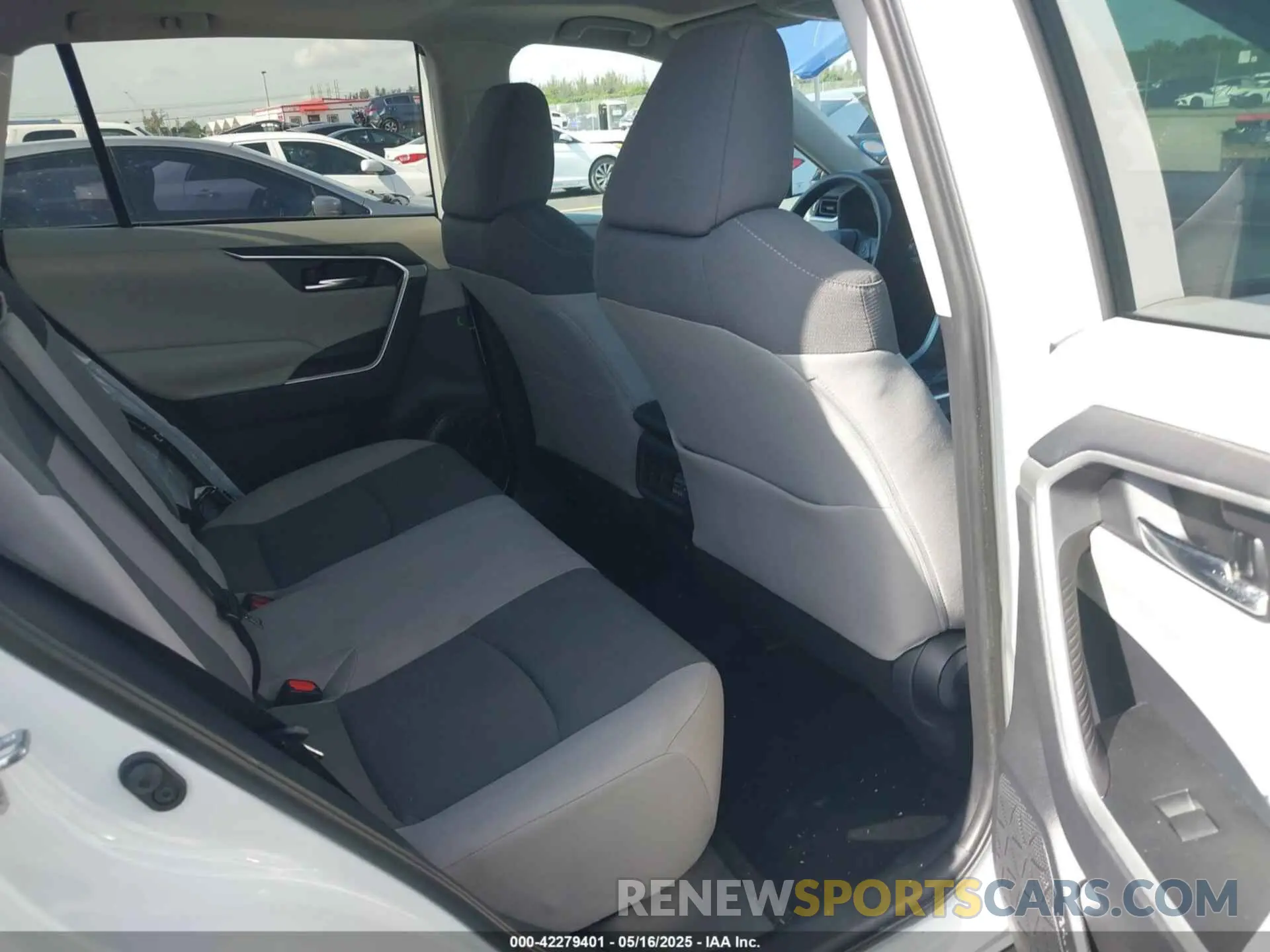 8 Photograph of a damaged car 2T3W1RFV6KW013977 TOYOTA RAV4 2019