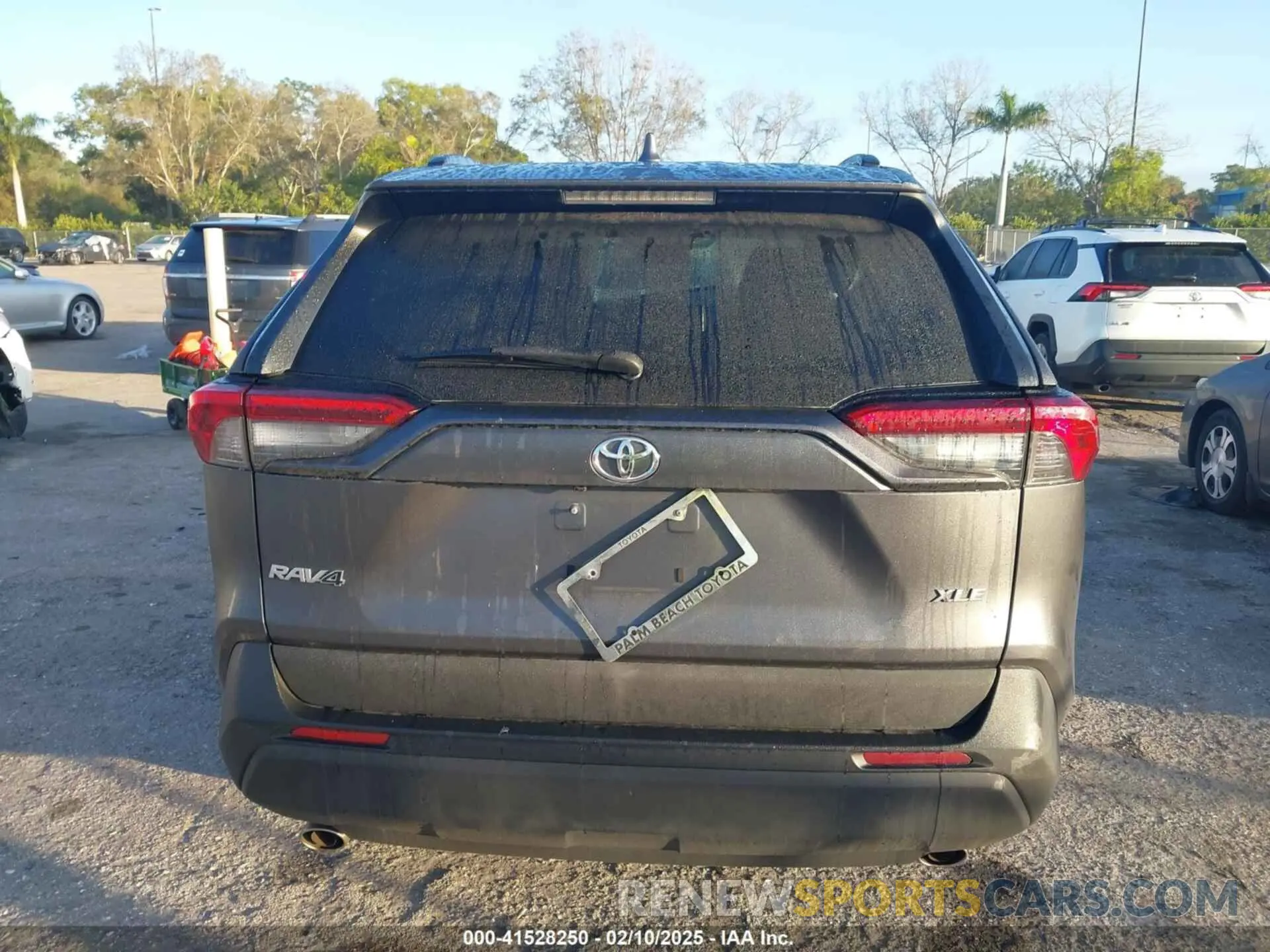 17 Photograph of a damaged car 2T3W1RFV6KW029242 TOYOTA RAV4 2019
