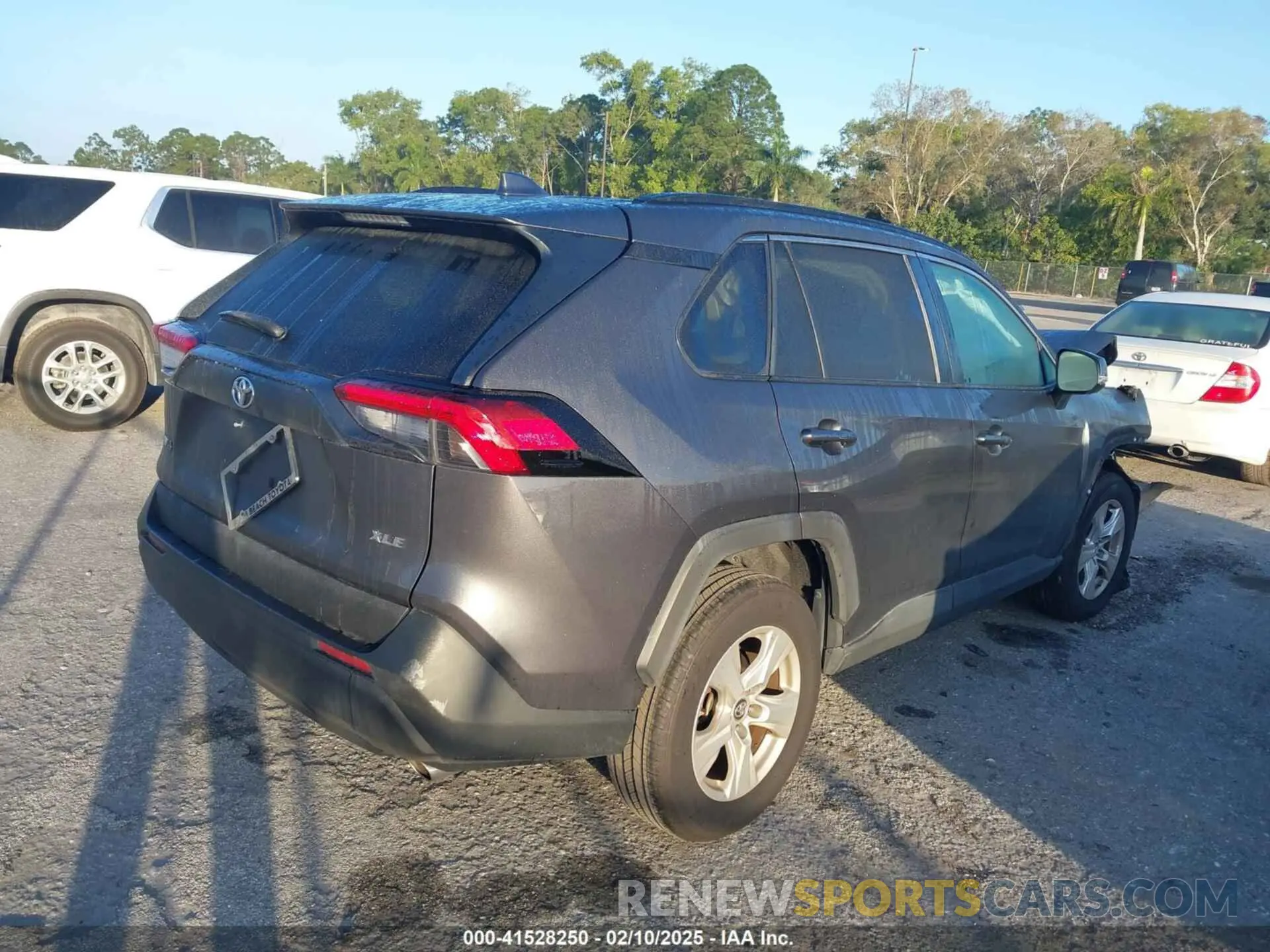 4 Photograph of a damaged car 2T3W1RFV6KW029242 TOYOTA RAV4 2019