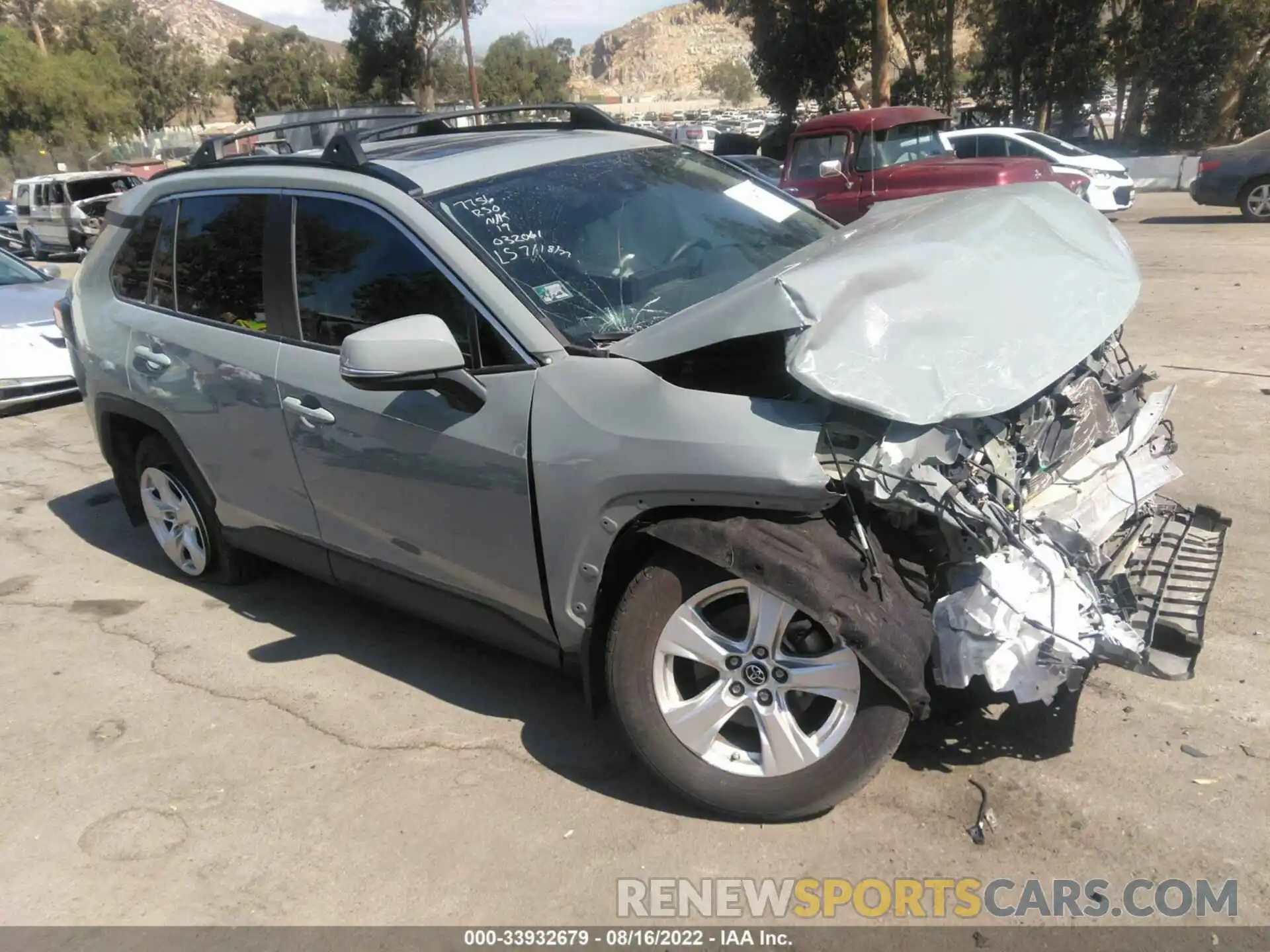 1 Photograph of a damaged car 2T3W1RFV6KW032061 TOYOTA RAV4 2019