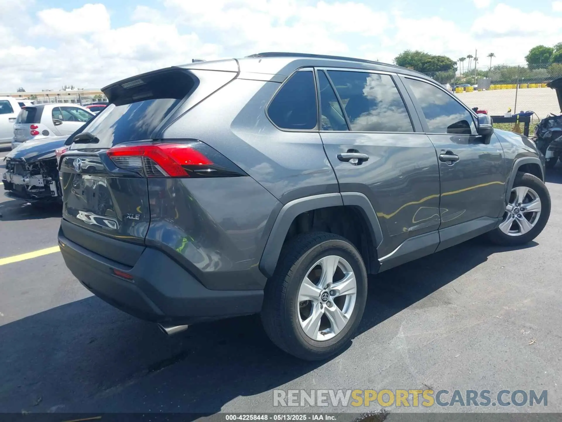 4 Photograph of a damaged car 2T3W1RFV7KC023595 TOYOTA RAV4 2019