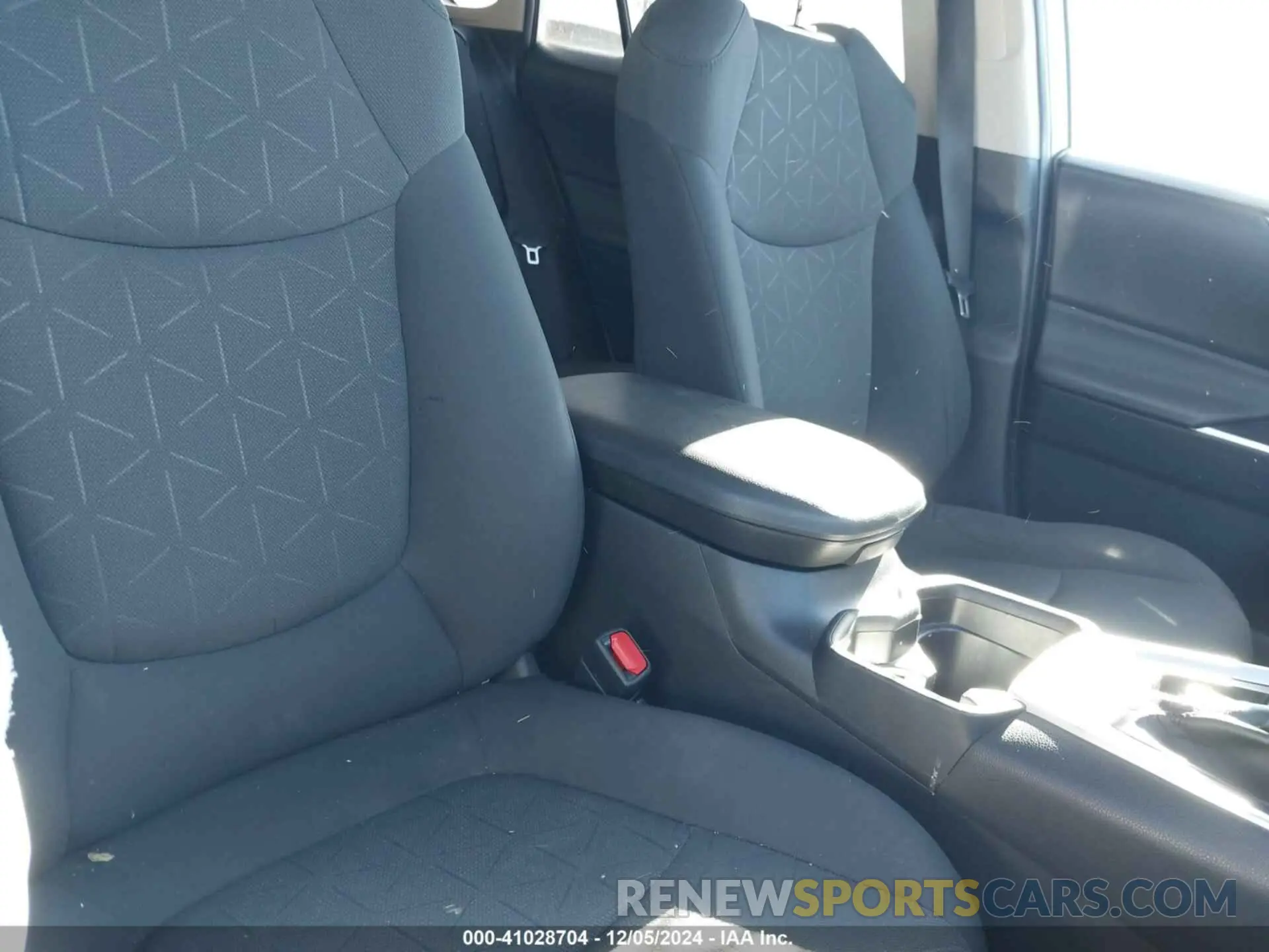 5 Photograph of a damaged car 2T3W1RFV7KW002373 TOYOTA RAV4 2019