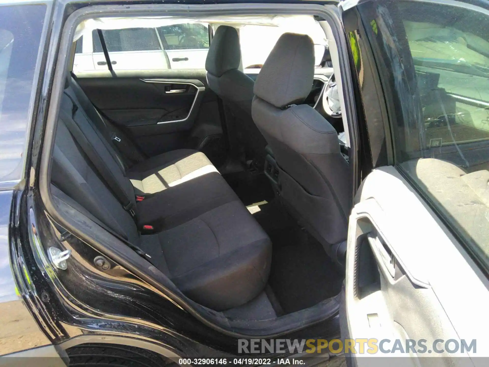 8 Photograph of a damaged car 2T3W1RFV7KW017312 TOYOTA RAV4 2019