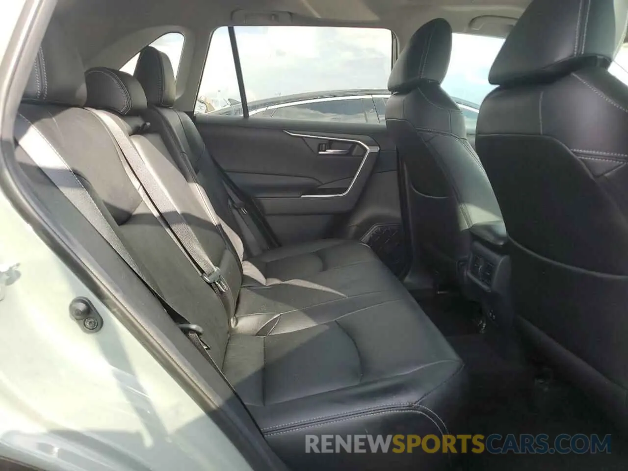 11 Photograph of a damaged car 2T3W1RFV7KW053999 TOYOTA RAV4 2019